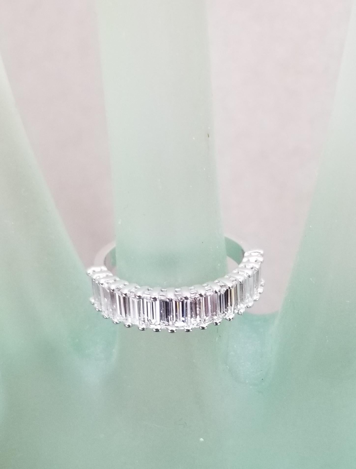 Diamant-Hochzeitsring mit Baguetteschliff 1,50 Karat im Angebot 1