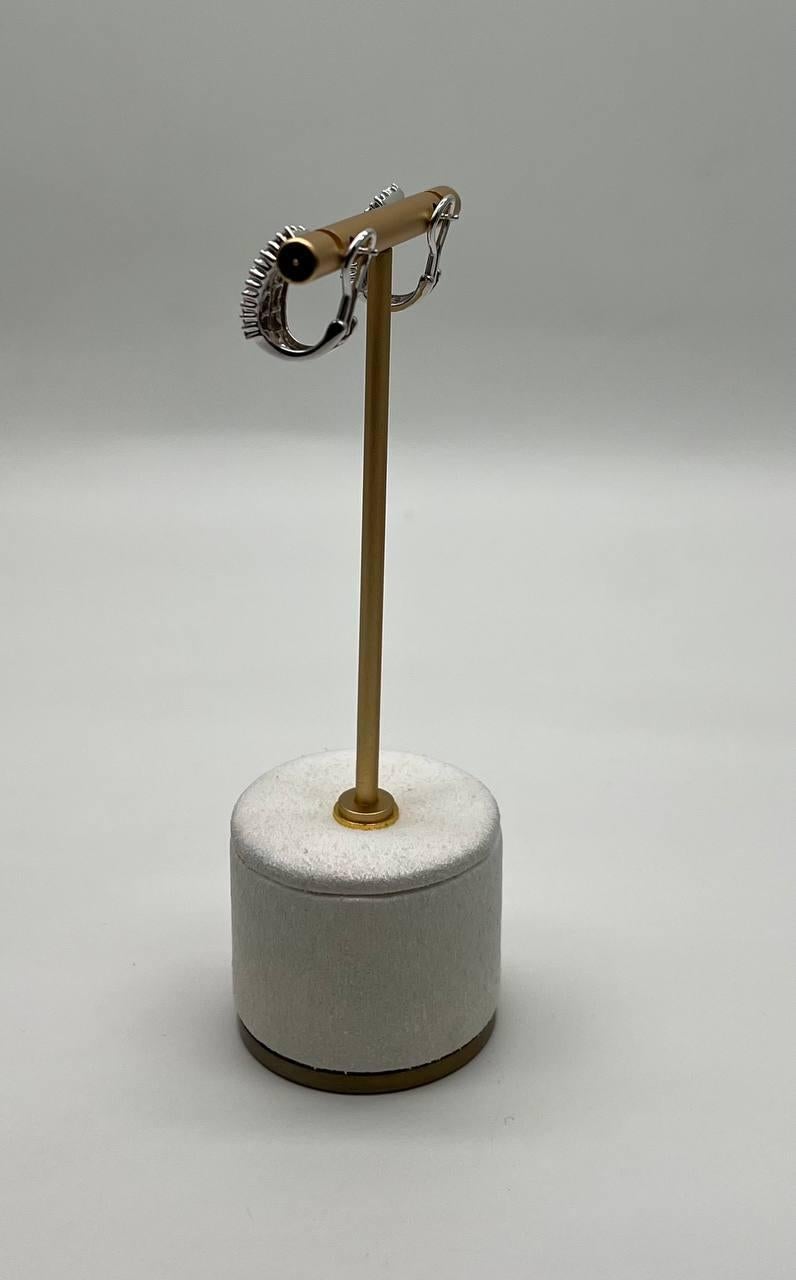 Taglio baguette Orecchini dichiarativi Huggie con diamante Baguette Pave Set in oro bianco 14K in vendita