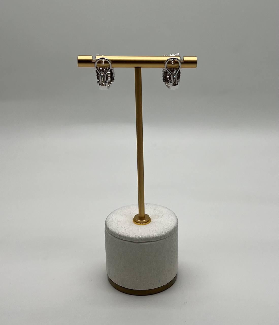 Orecchini dichiarativi Huggie con diamante Baguette Pave Set in oro bianco 14K In condizioni Nuovo in vendita a Oakton, VA