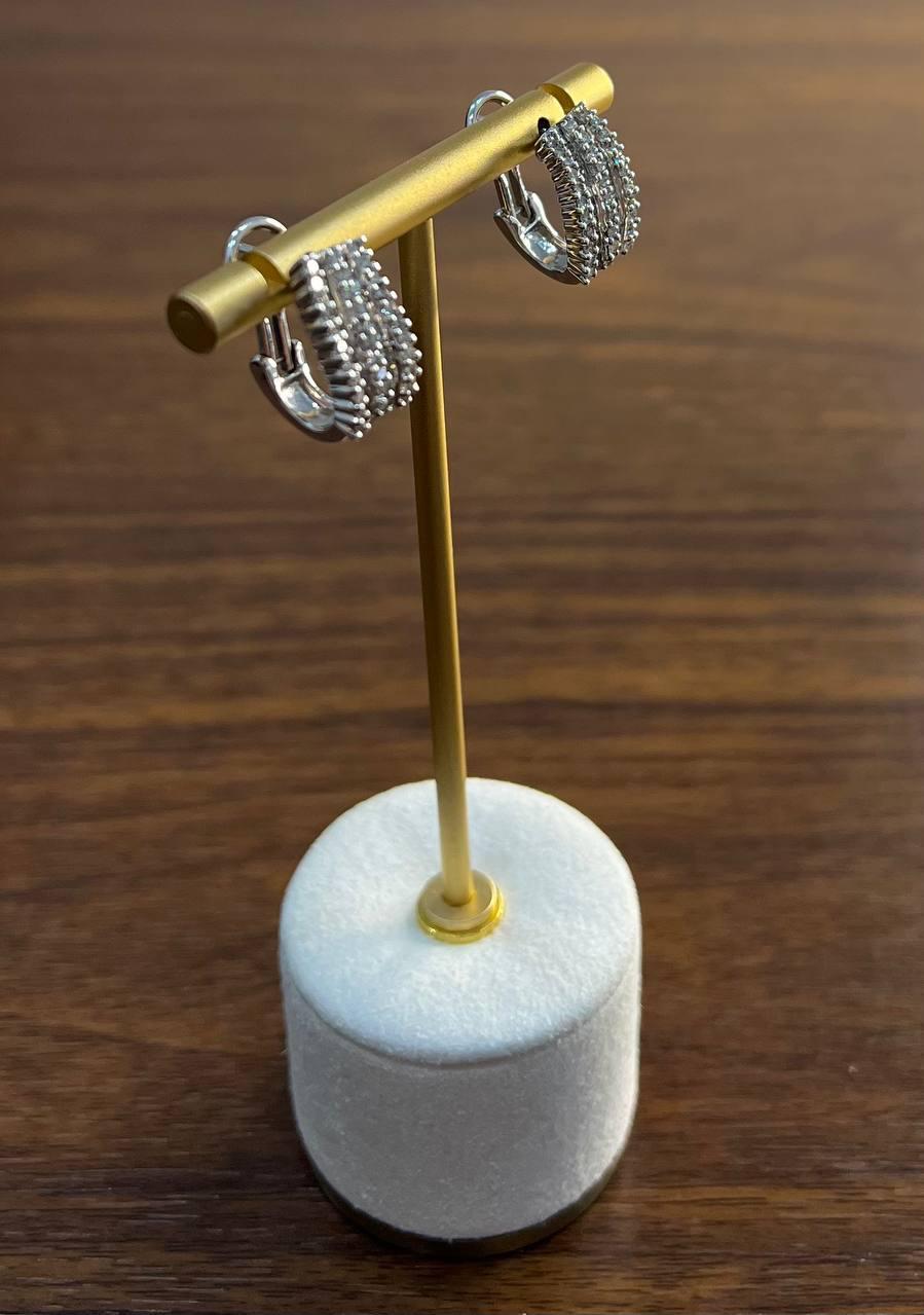 Donna Orecchini dichiarativi Huggie con diamante Baguette Pave Set in oro bianco 14K in vendita