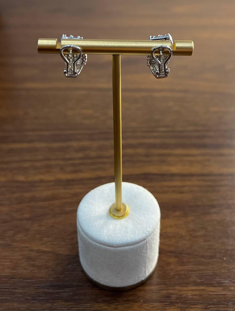 Orecchini dichiarativi Huggie con diamante Baguette Pave Set in oro bianco 14K in vendita 1