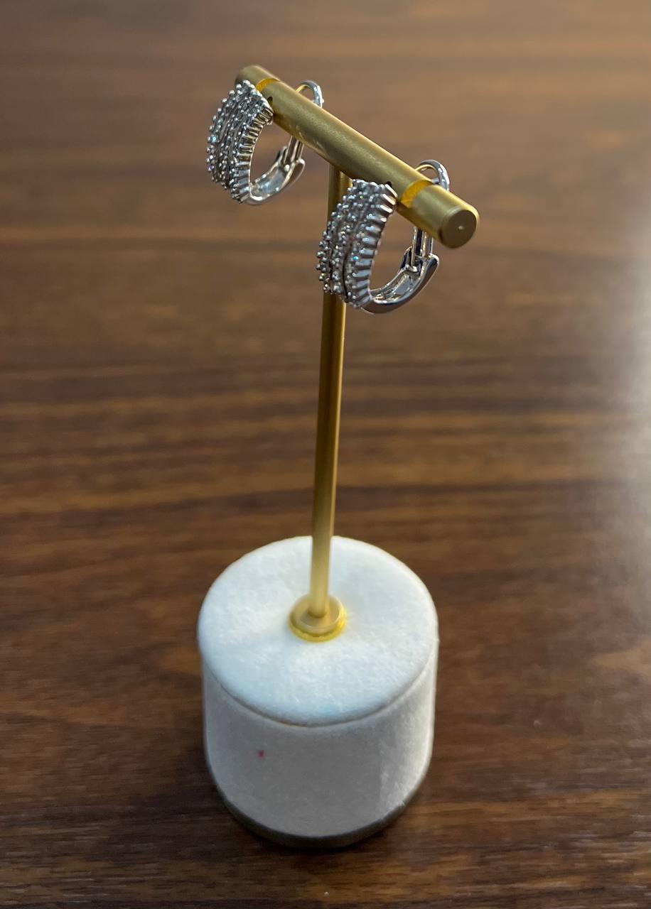 Orecchini dichiarativi Huggie con diamante Baguette Pave Set in oro bianco 14K in vendita 2