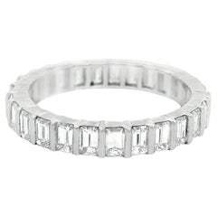 Eternity-Ring aus Platin mit Diamant Baguette-Diamant