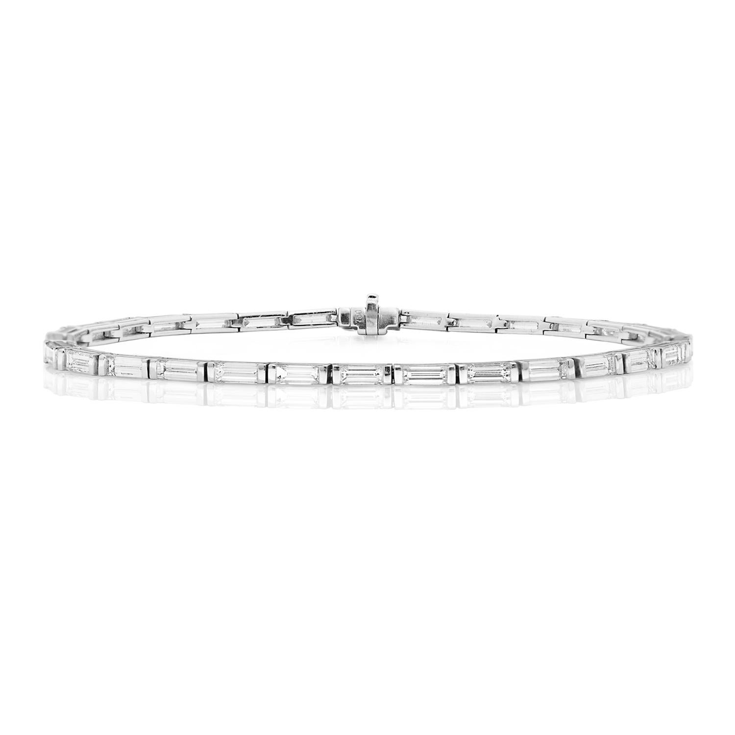 DIAMOND BAGUETTE SET BRACELET IN 18CT WHITE Gold In New Condition For Sale In Ilford, GB