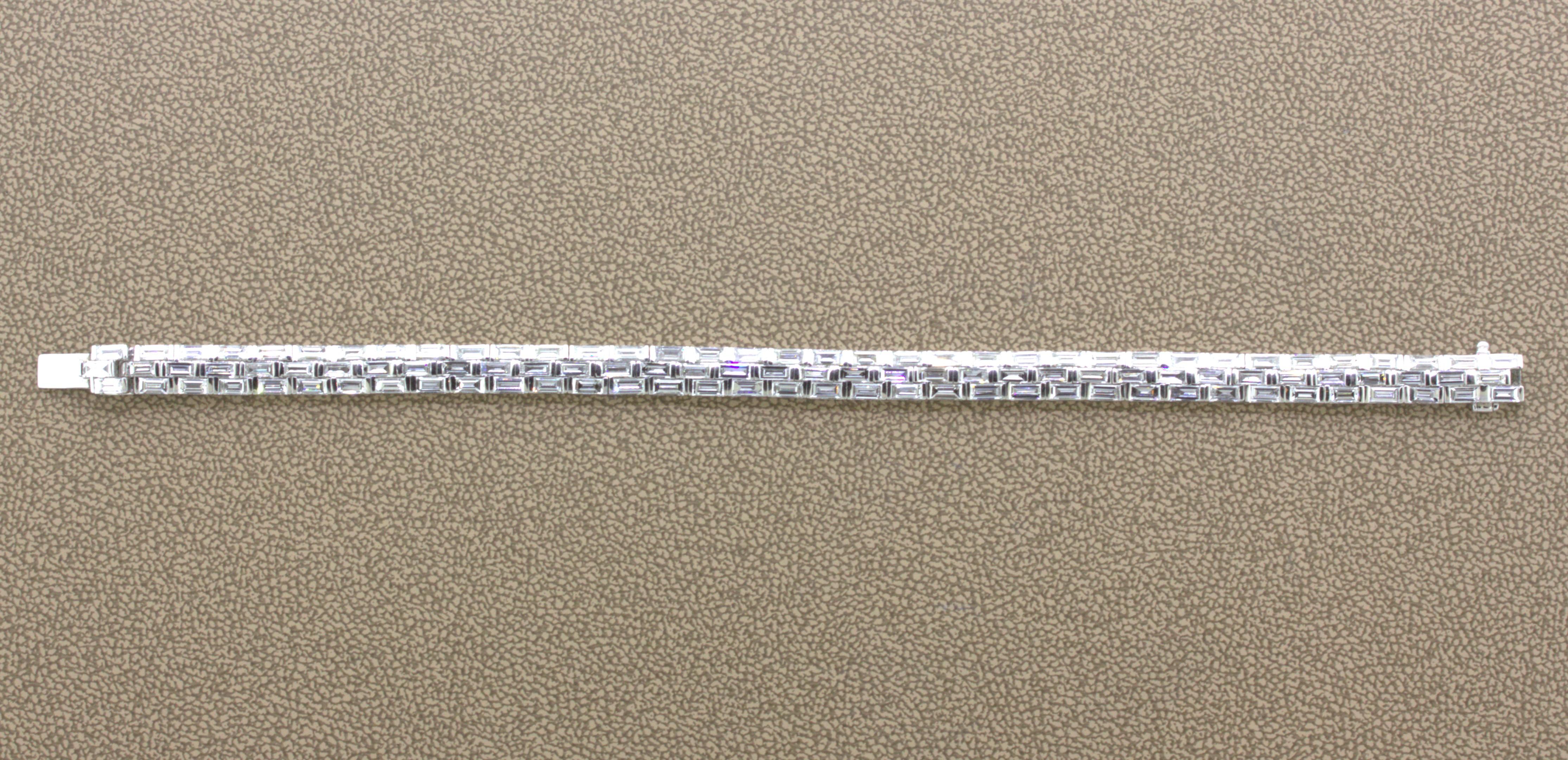 Ein schickes und elegantes Tennisarmband mit einem modernen Design. Er besteht aus 3 Reihen gerader Diamanten im Baguetteschliff, die nebeneinander gefasst sind. Die Diamanten wiegen insgesamt 7,97 Karat und sind in Größe, Farbe und Reinheit perfekt