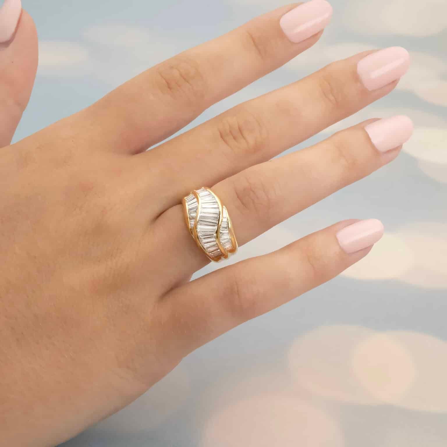 Taille baguette Bague en or jaune baguette avec diamants en vente