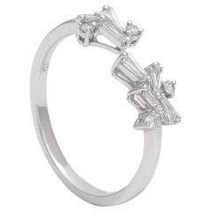 Bague ravissante en or blanc 18 carats avec diamants baguettes et ronds