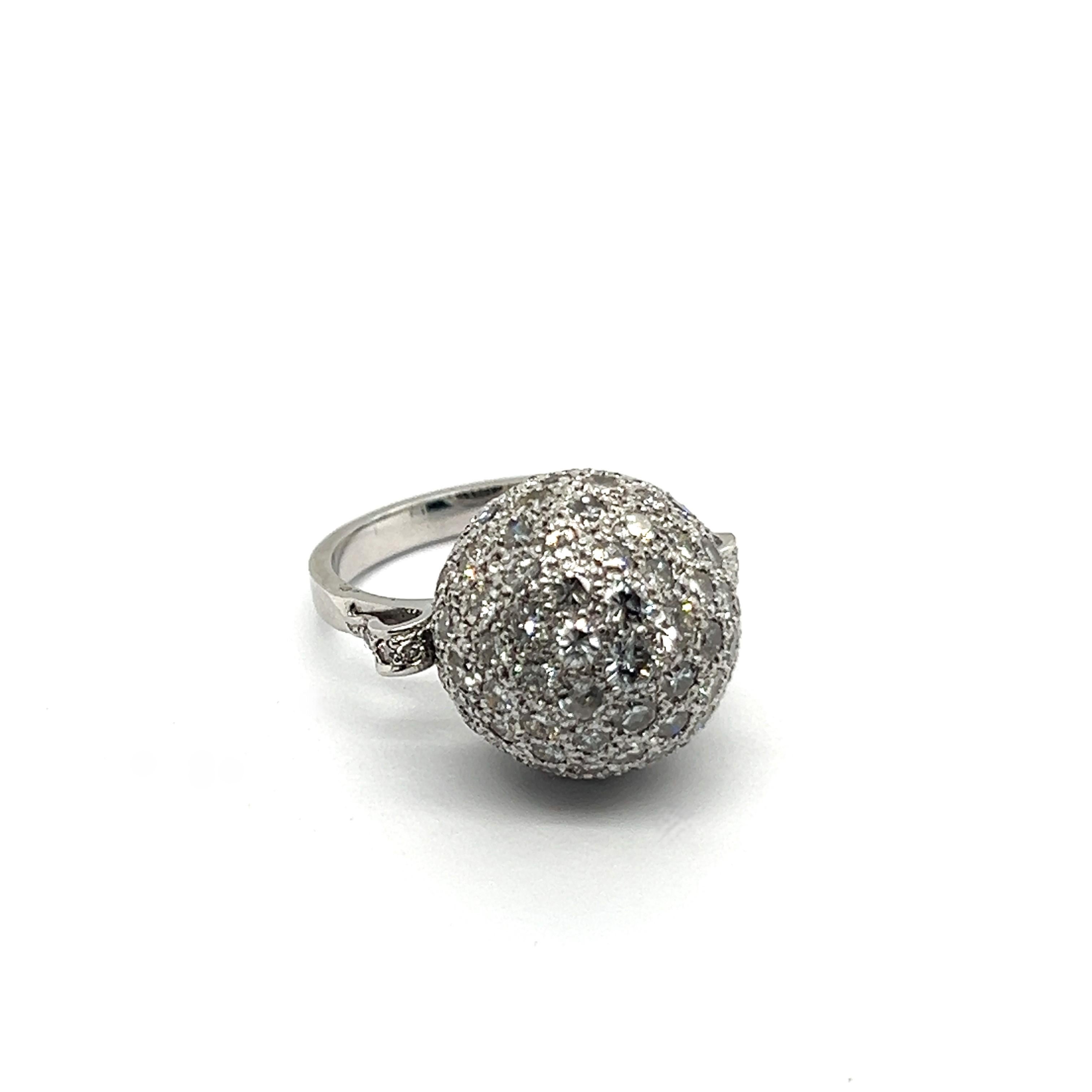Scopri un mix di lusso e giocosità con questo anello a forma di palla in oro bianco 18 carati, impreziosito da 78 diamanti.

Con 50 diamanti taglio 8/8 H-I/si-I per un totale di 2,35 carati e 28 diamanti taglio brillante H-I/si-i, questo pezzo