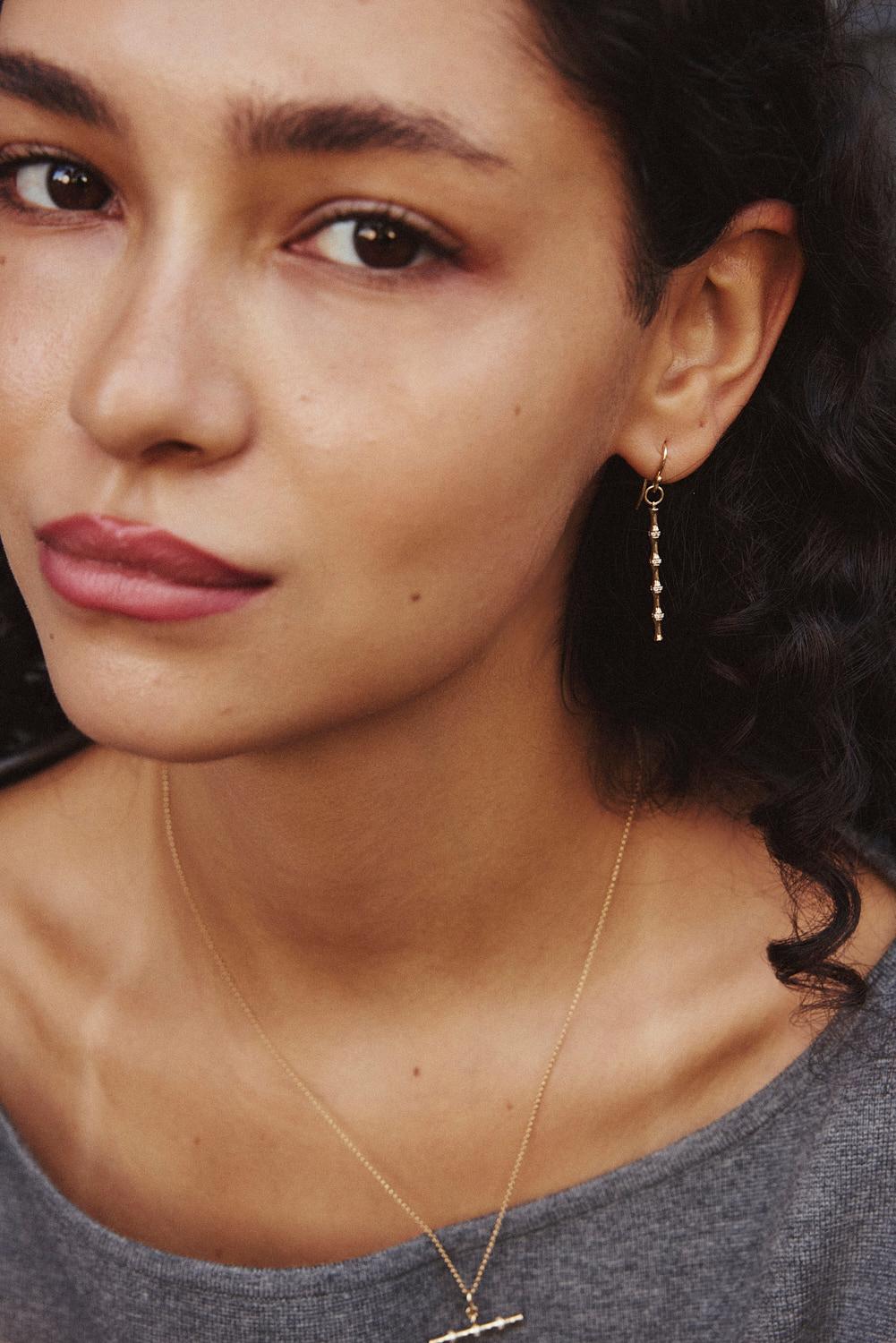 Artigiano Orecchini a bastoncino di bambù con diamante in vendita