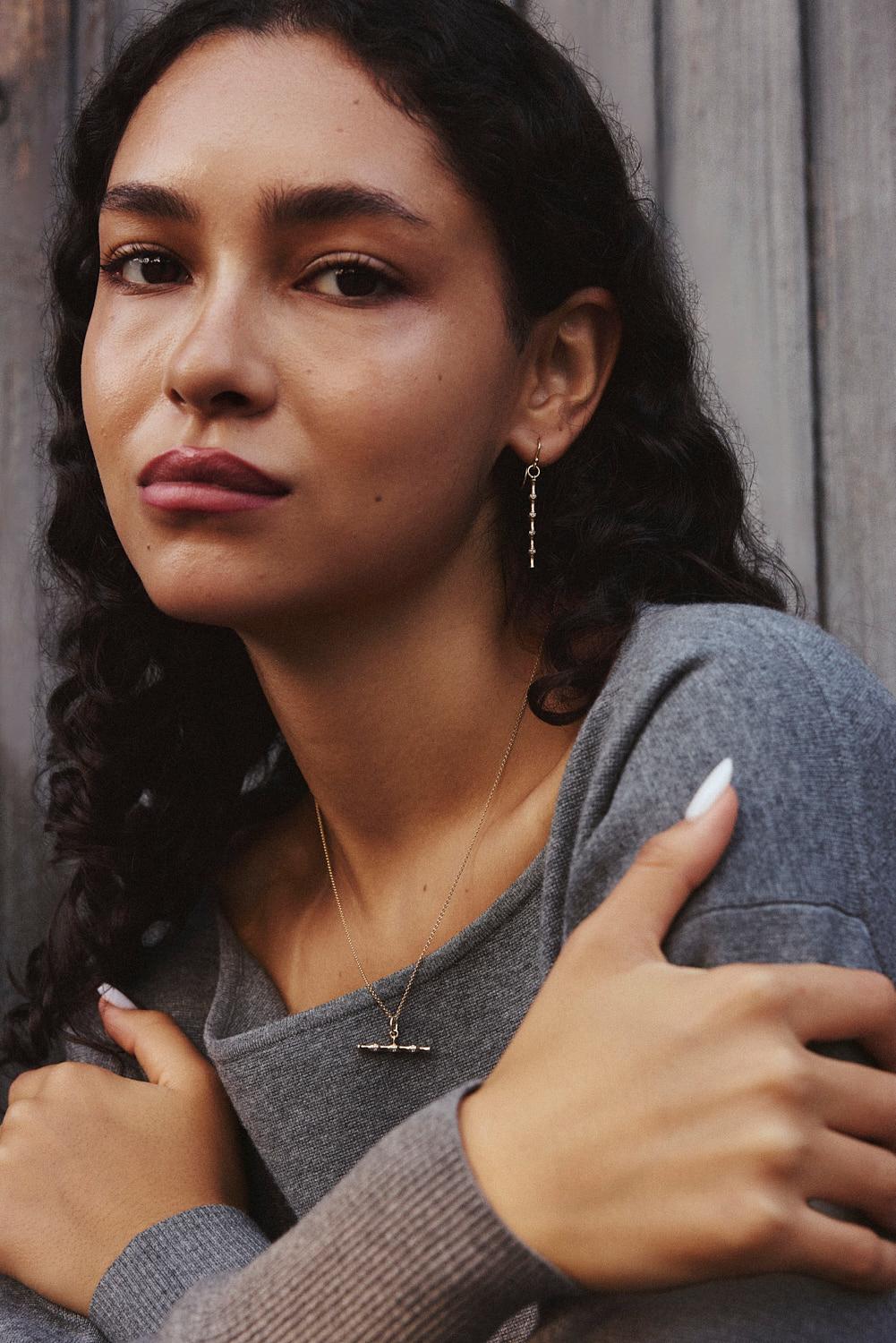 Taglio rotondo Orecchini a bastoncino di bambù con diamante in vendita