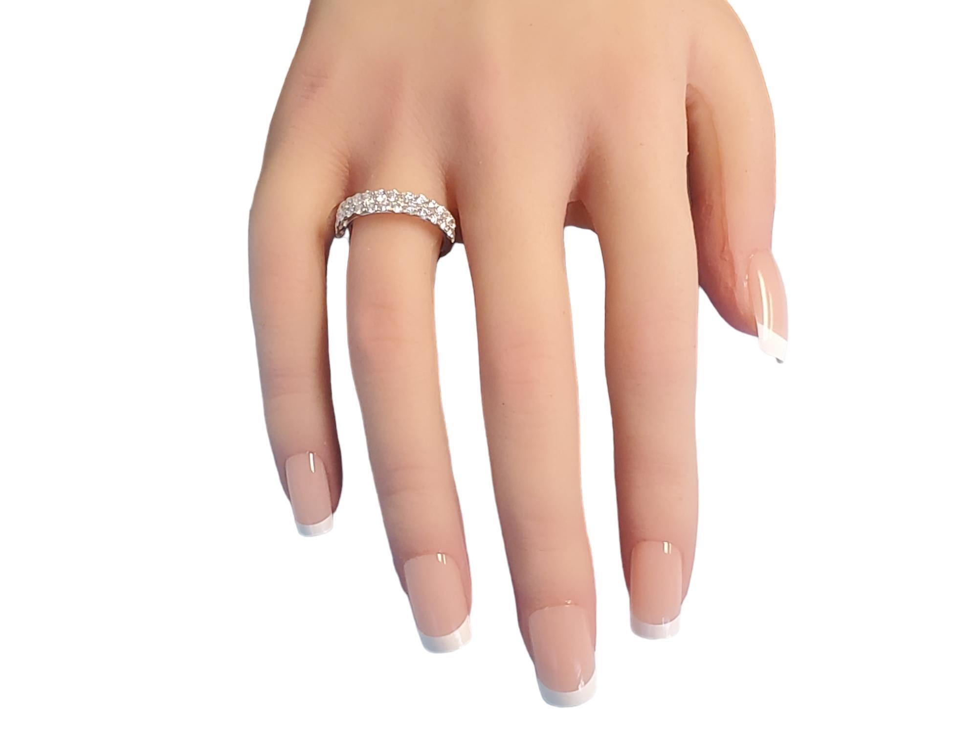 Bague neuve en or blanc 18 carats avec diamants blancs 1,20 ctw Pour femmes en vente