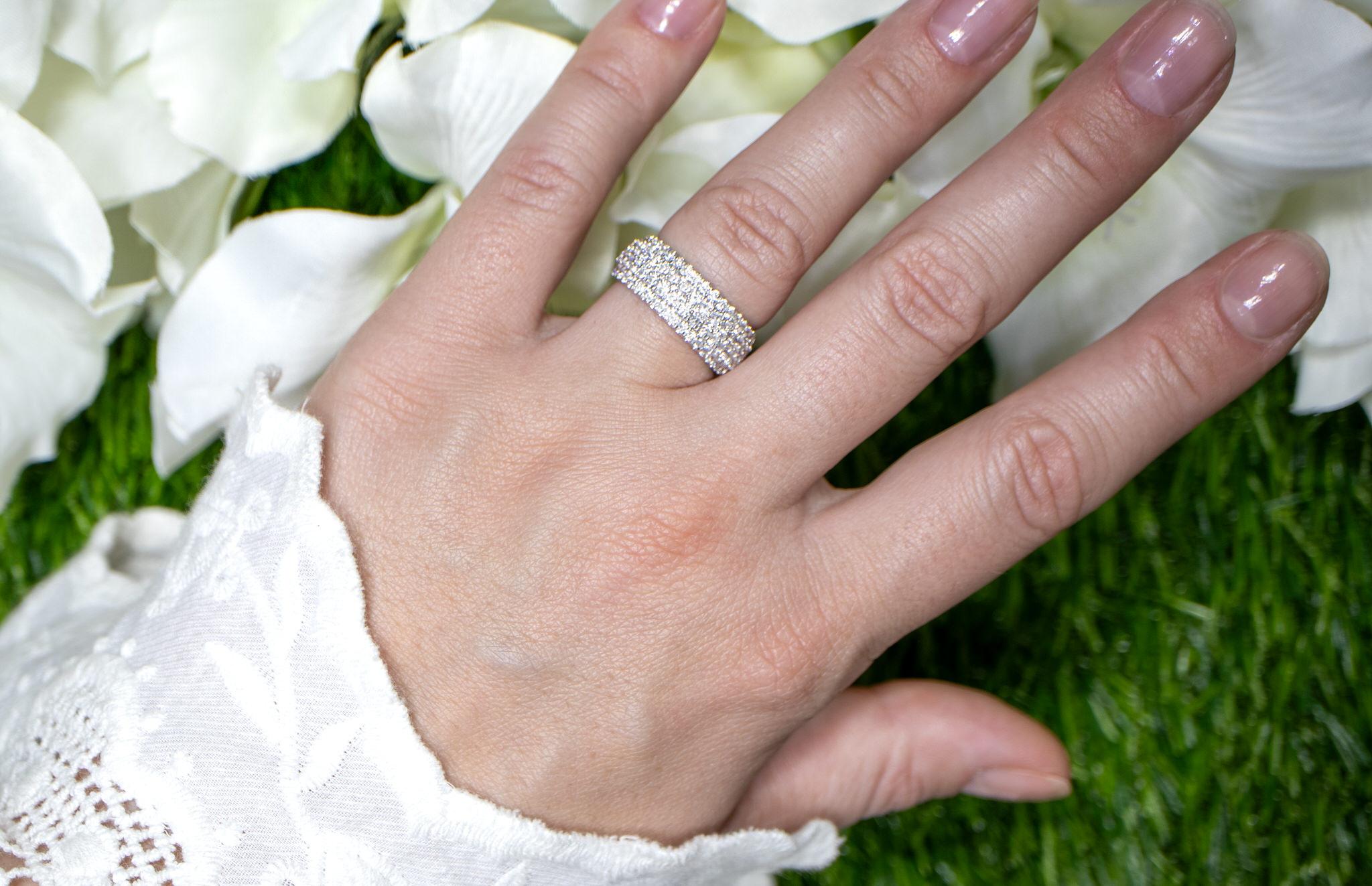 Diamond Band Cluster Ring 1.27 Carats 18K White Gold In Excellent Condition For Sale In Aliso Viejo, CA