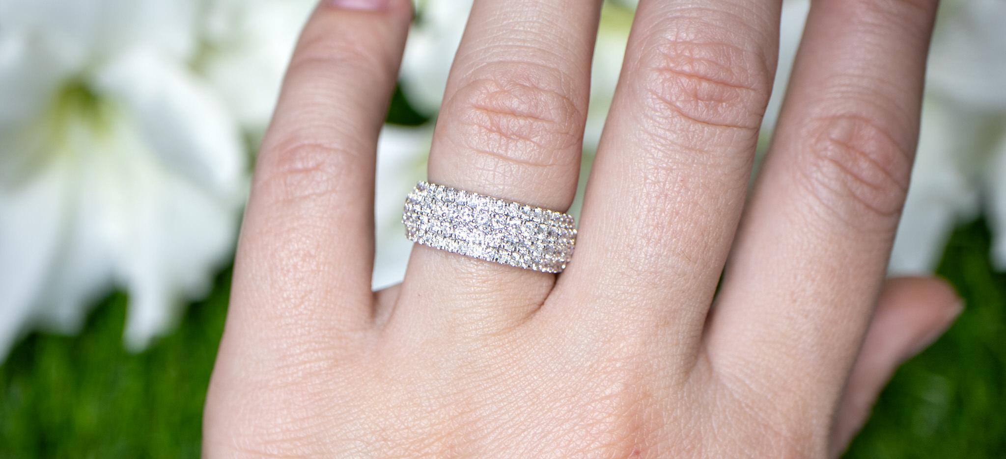 Diamantband-Cluster-Ring mit 1,27 Karat 18K Weißgold für Damen oder Herren im Angebot