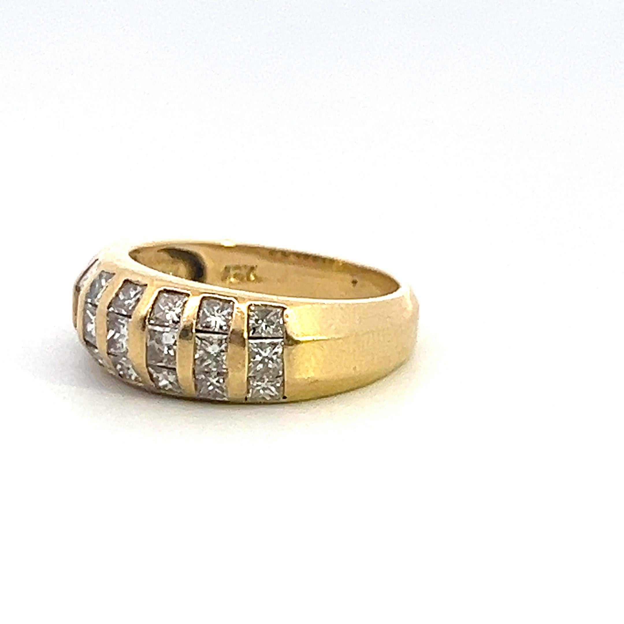 Questa fascia di diamanti unica nel suo genere presenta tre livelli di diamanti taglio quadrato incastonati a canale in file verticali di 3 che la rendono un anello versatile che può essere indossato su qualsiasi dito. È realizzato in oro giallo