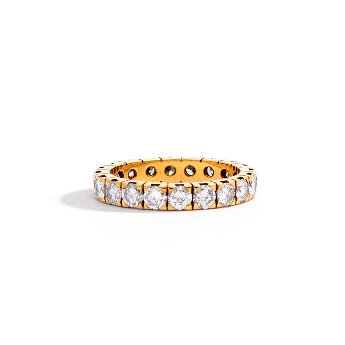Diamond on yellow gold Band Wedding Ring.
20 diamonds round cut.
Modern cut. Estimated to be H color and Vvs clarity.
Ring thickness: 3.00 millimeters.
Ring size: 6