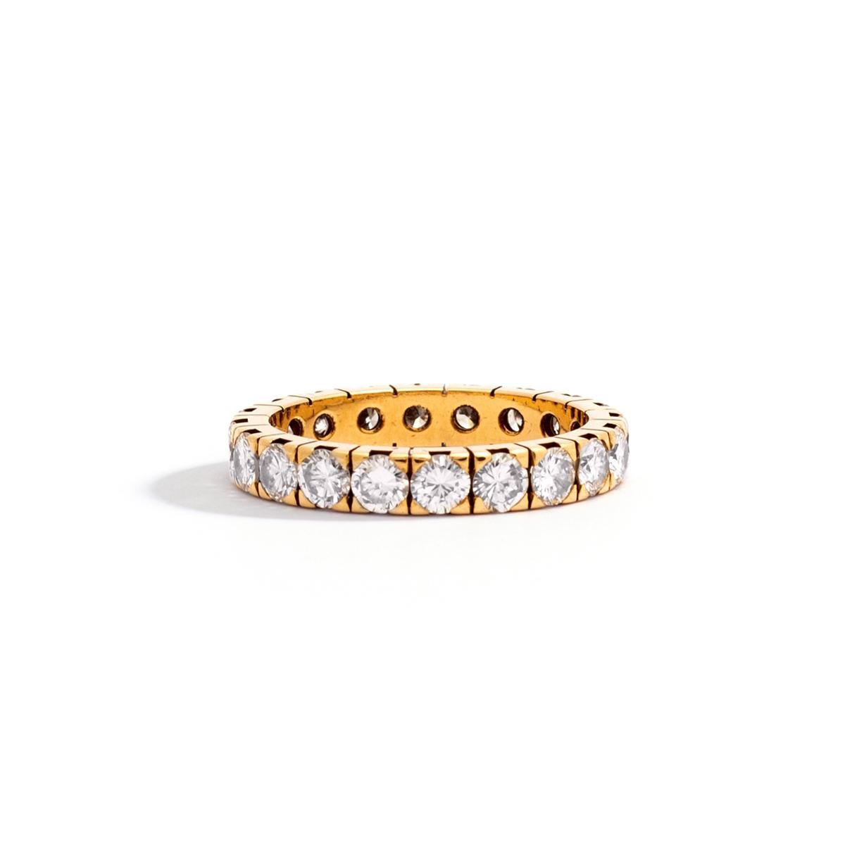 Diamant auf Gelbgold Band Ehering.
20 Diamanten im Rundschliff.
Moderner Schnitt. Geschätzte Farbe: H und Reinheit: Vvs.
Dicke des Rings: 3.00 Millimeter.
Ringgröße: 6