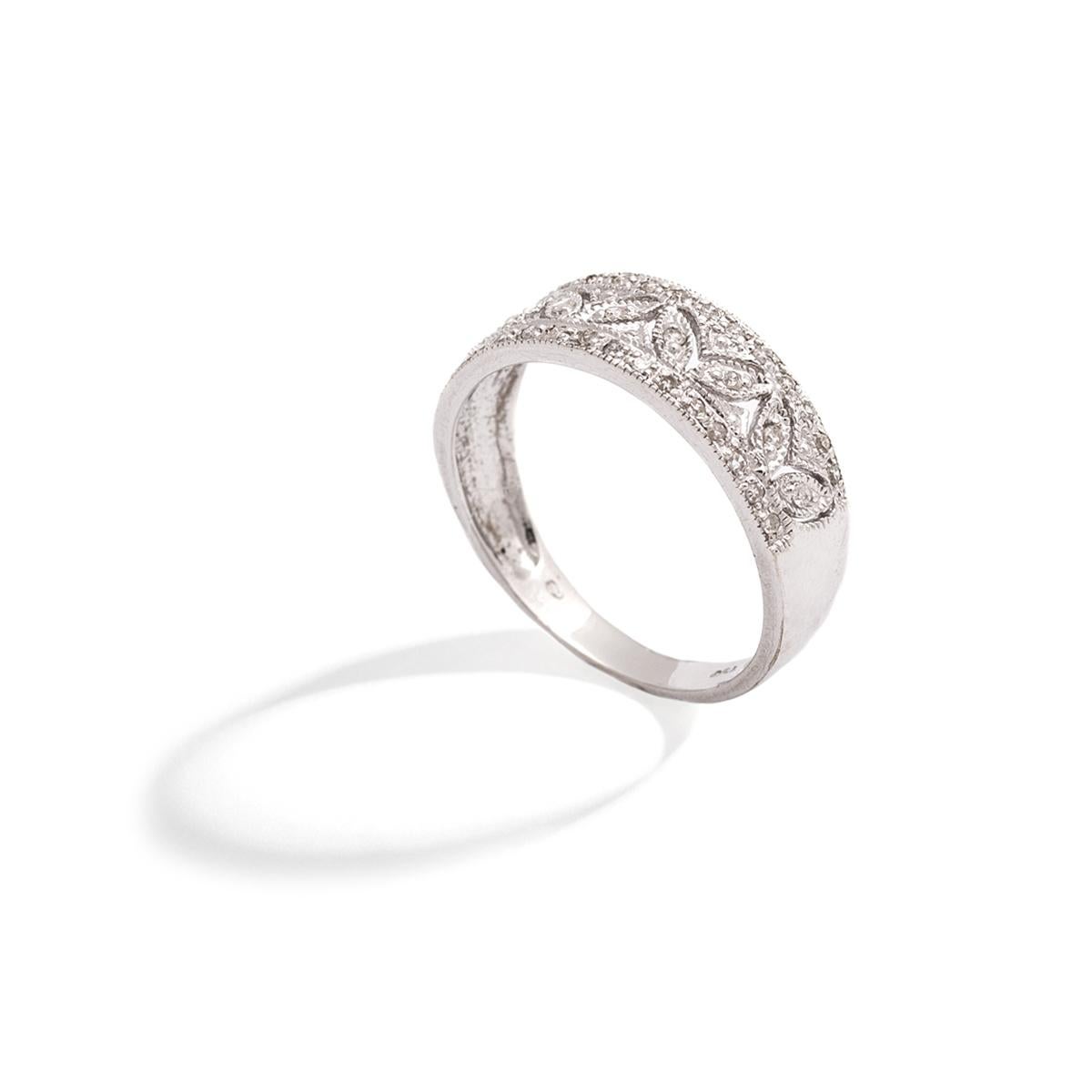 Diamant Weißgold 18k Band Ring.
Dicke des Rings an der Spitze: 6.90 Millimeter.
Ringgröße: 7.
Bruttogewicht: 3,05 Gramm.
