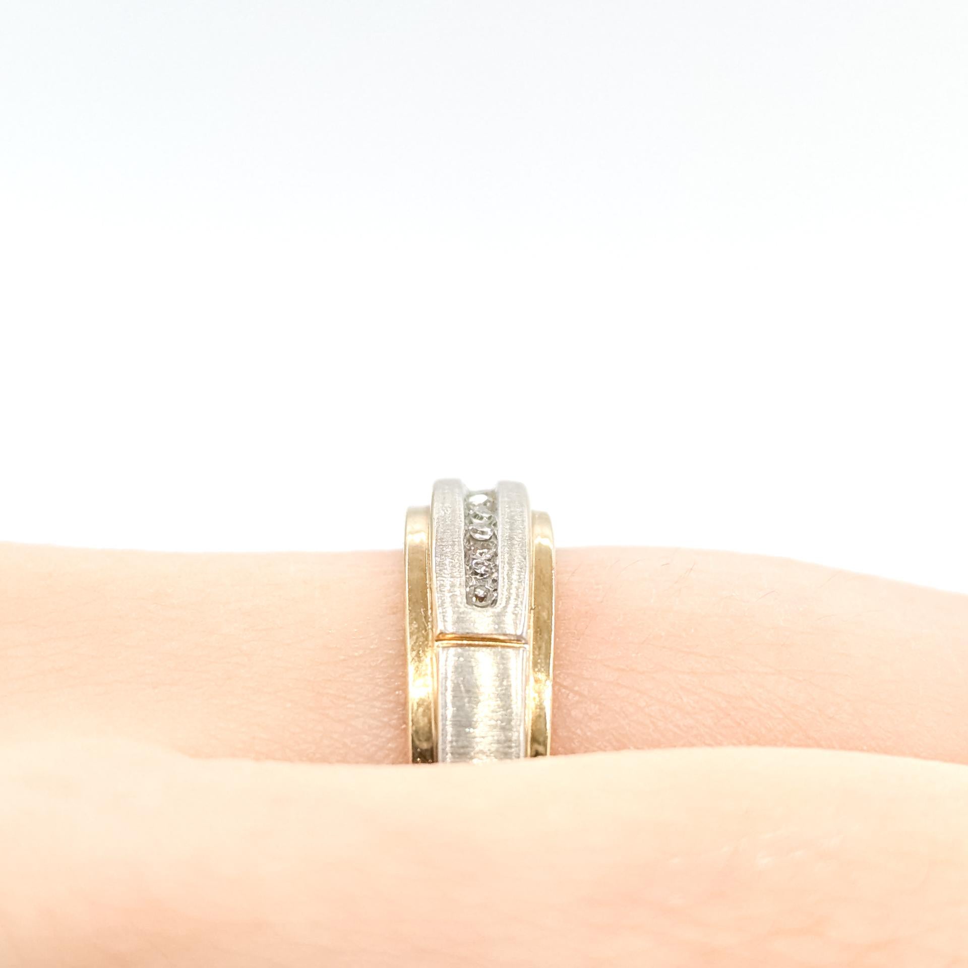 Taglio rotondo Anello con fascia di diamanti in oro bicolore 14k in vendita