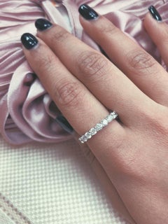 Anillo con banda de diamantes Tanisa Nahata de oro blanco de 18 quilates