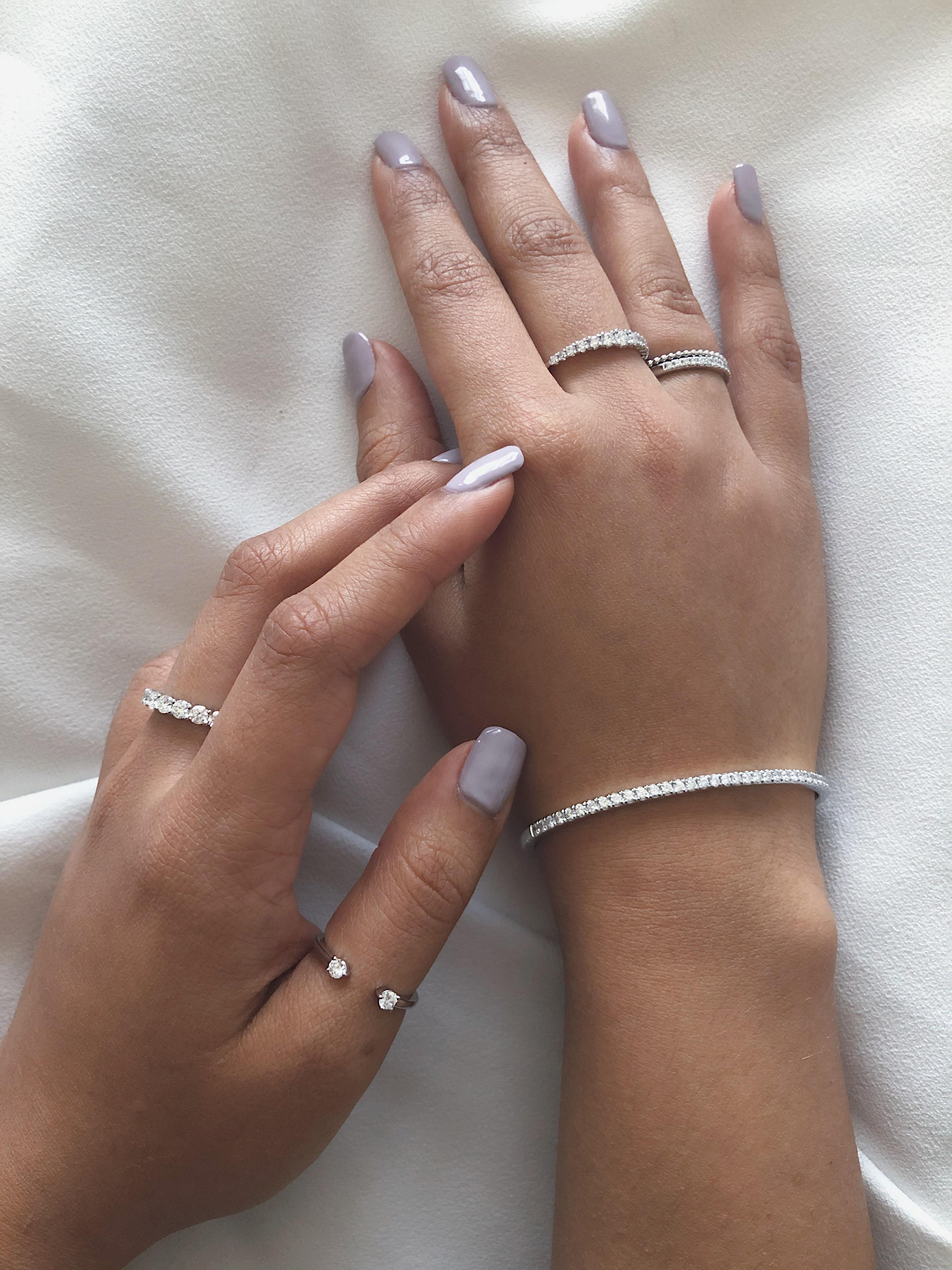 Tanisa Nahata Diamantbandring aus 18 Karat Weißgold im Zustand „Neu“ im Angebot in Hong Kong, HK