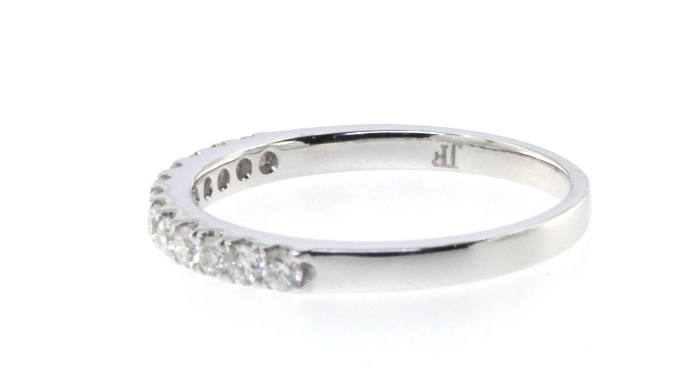 18 Karat White Gold Diamond Band Ring In New Condition For Sale In Hong Kong, HK