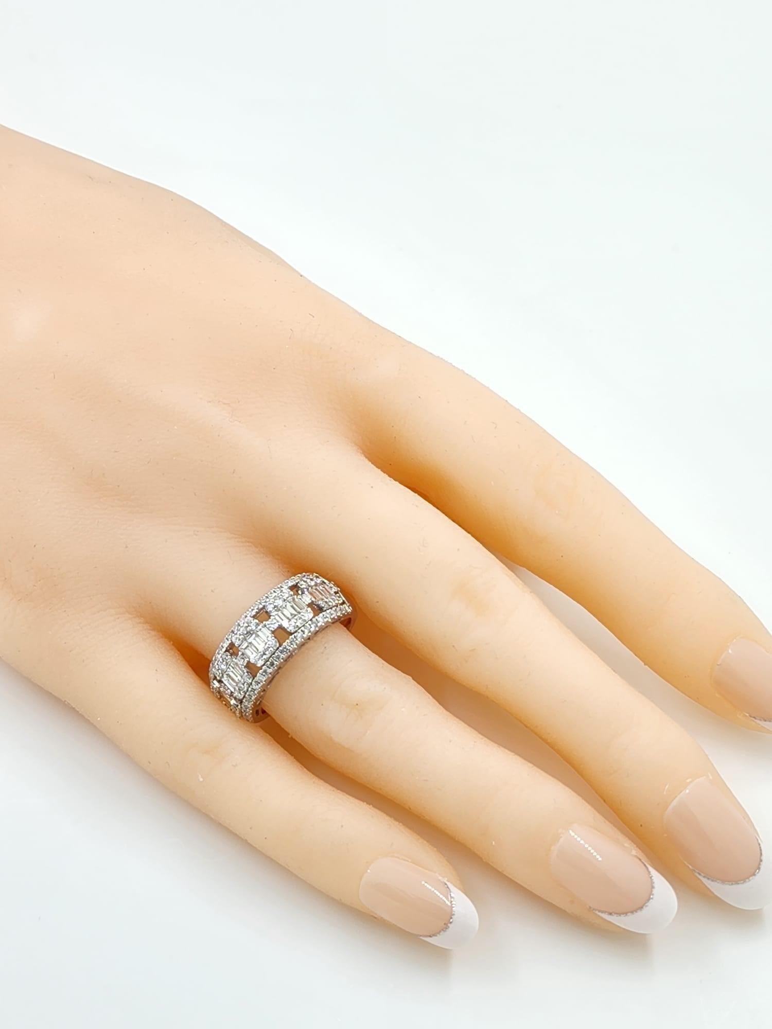 Diamond Band Ring in 18 Karat White Gold In New Condition For Sale In Hong Kong, HK