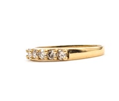 Anello con fascia di diamanti in oro giallo 18 carati