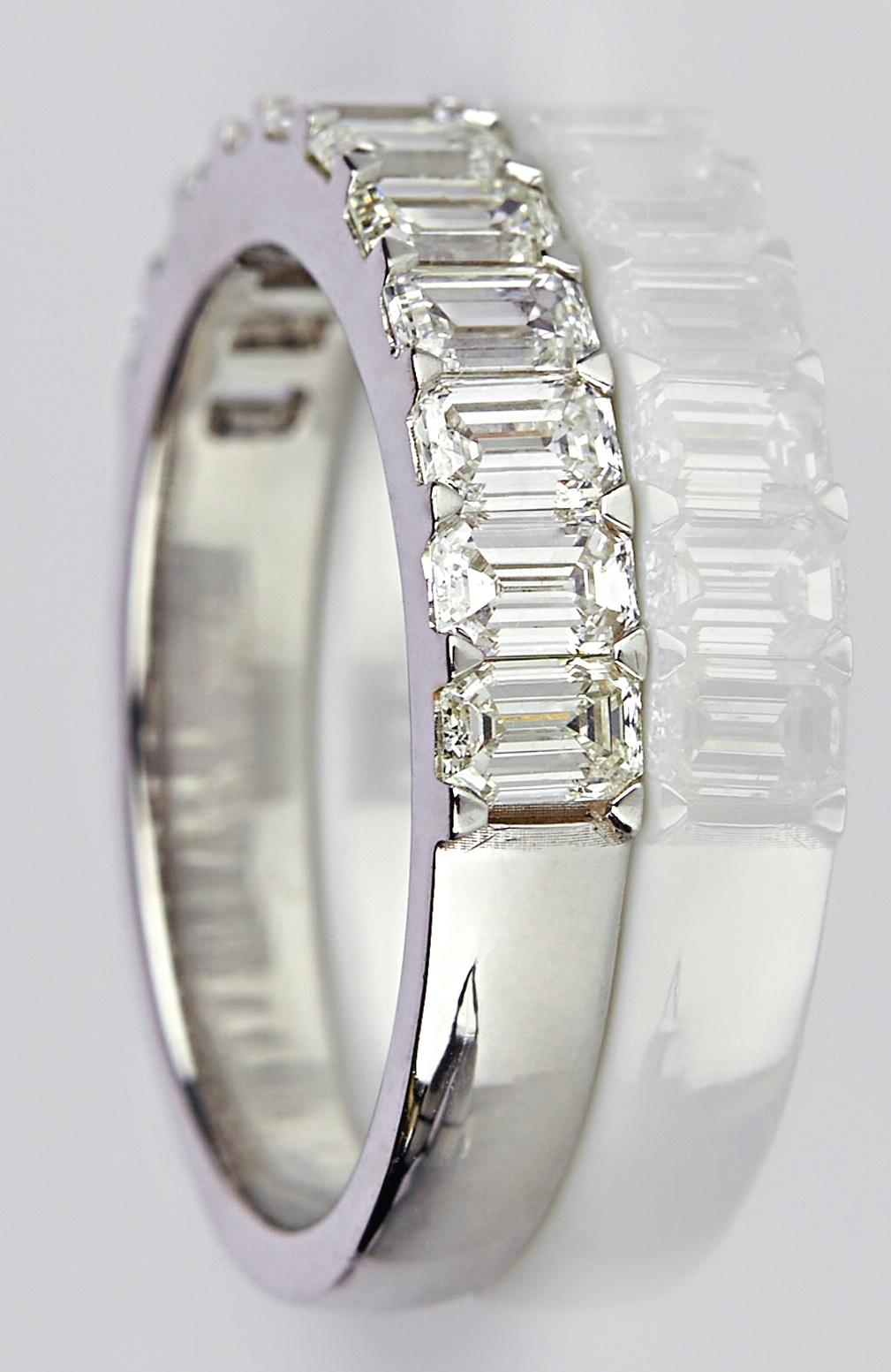 Women's Diamond Band Ring Set in 18 Karat White Gold 'SI-GH Quality' For Sale
