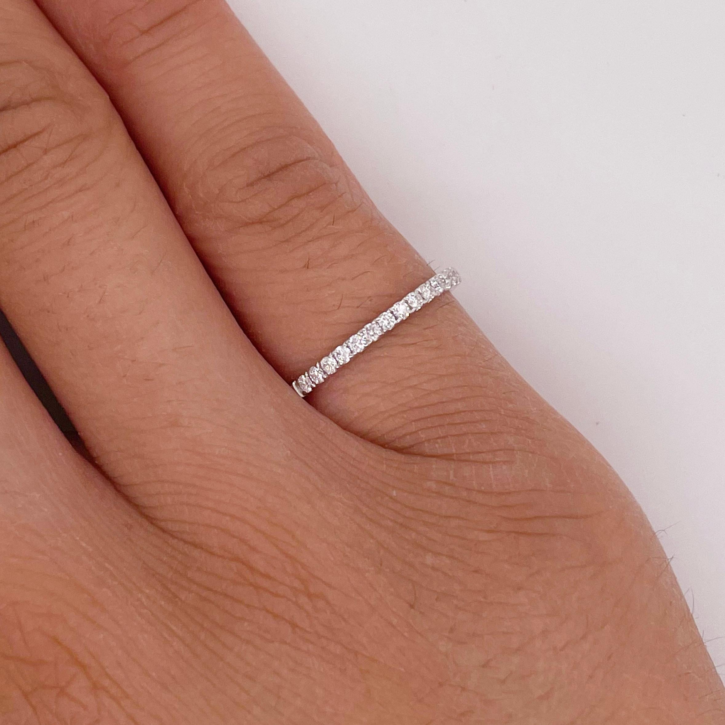 En vente :  Bague à anneau en diamants, anneau empilable en or blanc 14 carats, bague en diamants de 0,15 carat 2