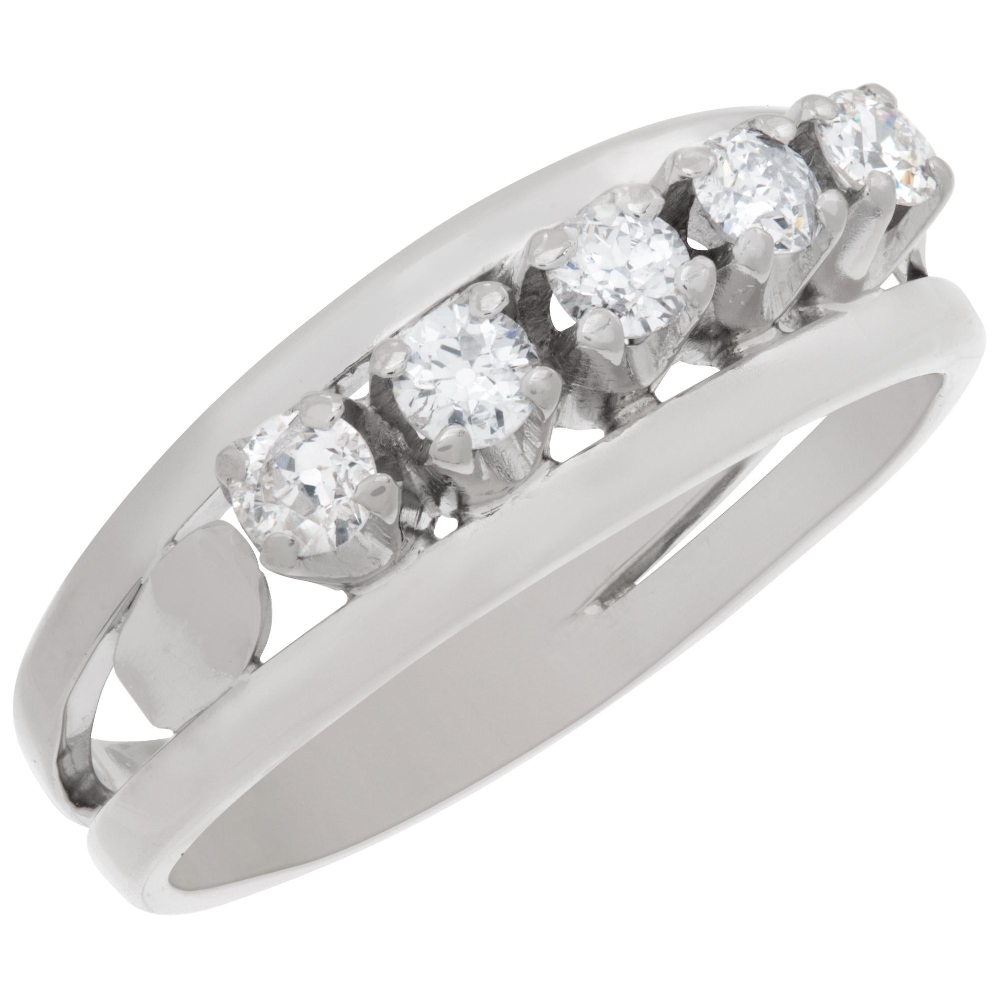 Anello a fascia con 5 diamanti in oro bianco 18 carati. Dimensione 7 In condizioni ottime in vendita a Surfside, FL