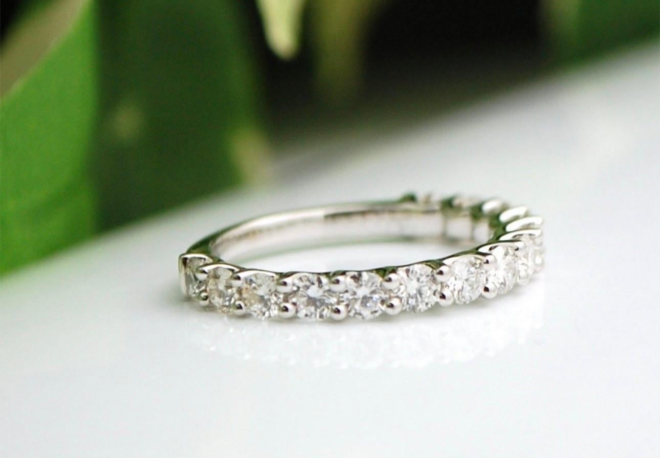 Erstaunliche Alternative zum Ewigkeitsring mit der Möglichkeit, die Größe in Zukunft zu ändern. Atemberaubende Ucut Modell drei Viertel des Weges mit feinen Diamanten VS Klarheit, F Farbe und Ex-Schliff von insgesamt 1ct in 18KT Weißgold gemacht.