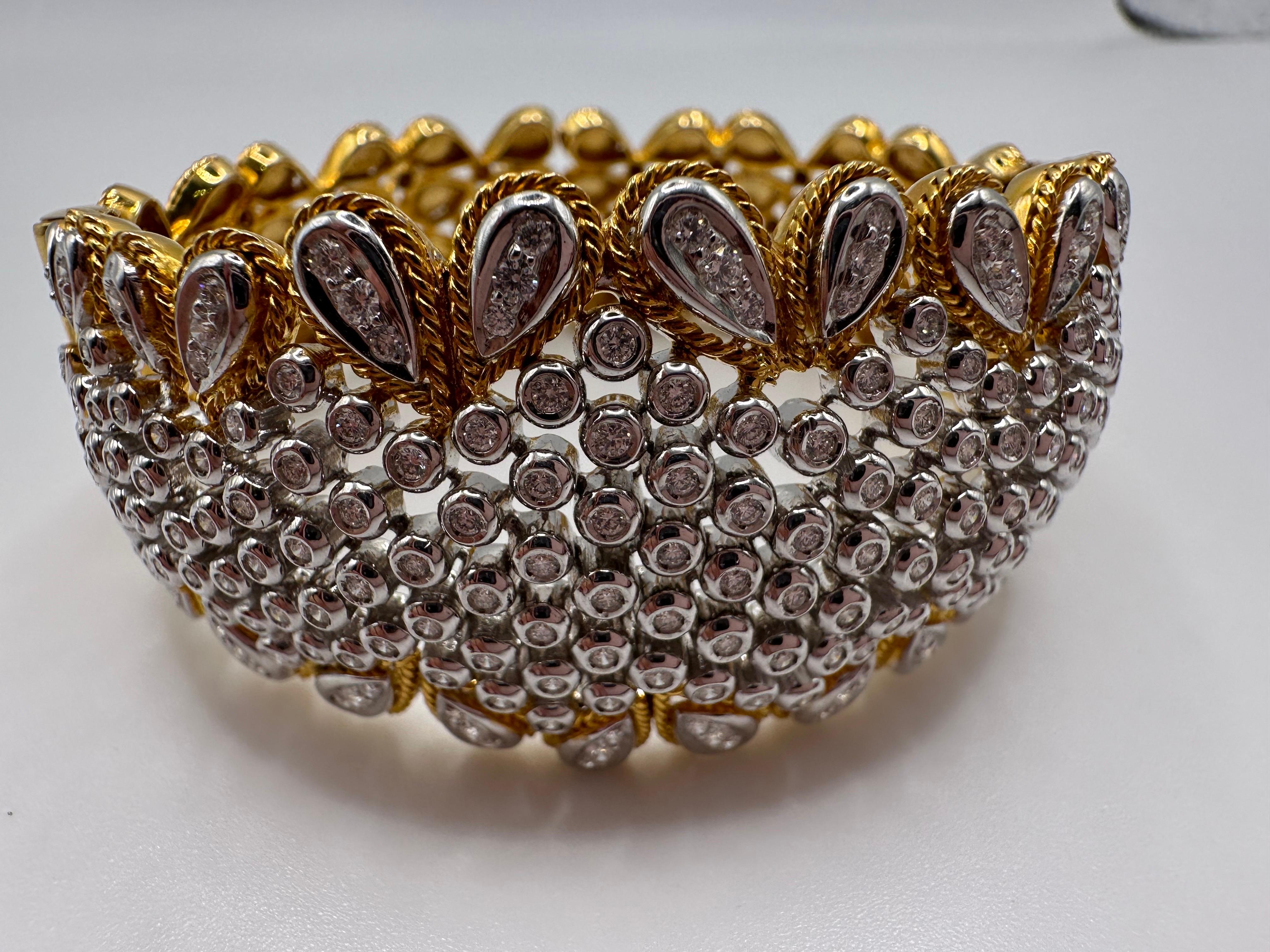 Bracciale bangle con diamanti in oro 18KT In condizioni Nuovo in vendita a Boca Raton, FL