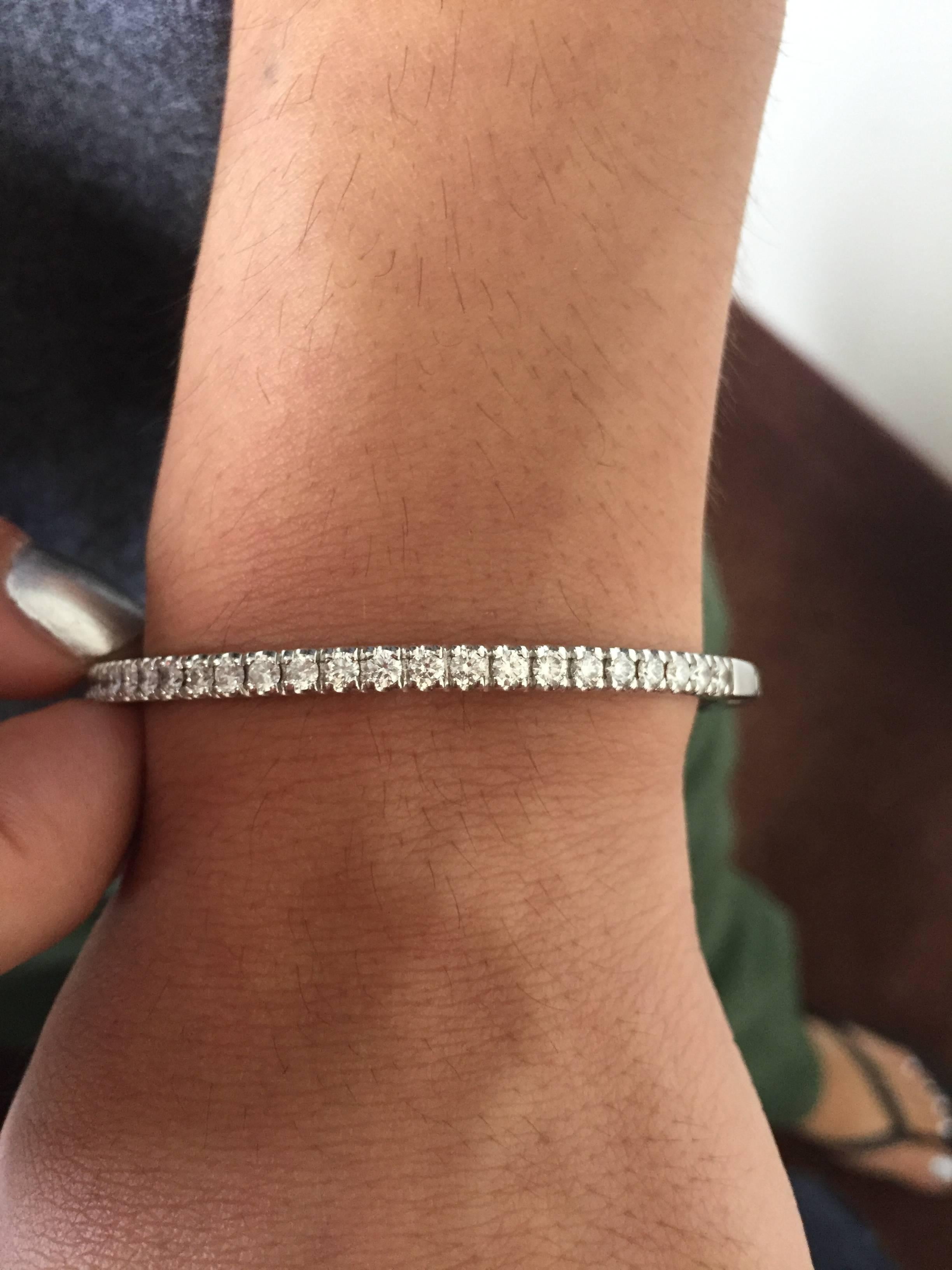 Ce bracelet exquis, fabriqué en Italie, est une pièce intemporelle dont la polyvalence peut être associée à tous les bijoux que vous possédez. Le poids en carats est de 3,25, la couleur est G, et la clarté est SI.