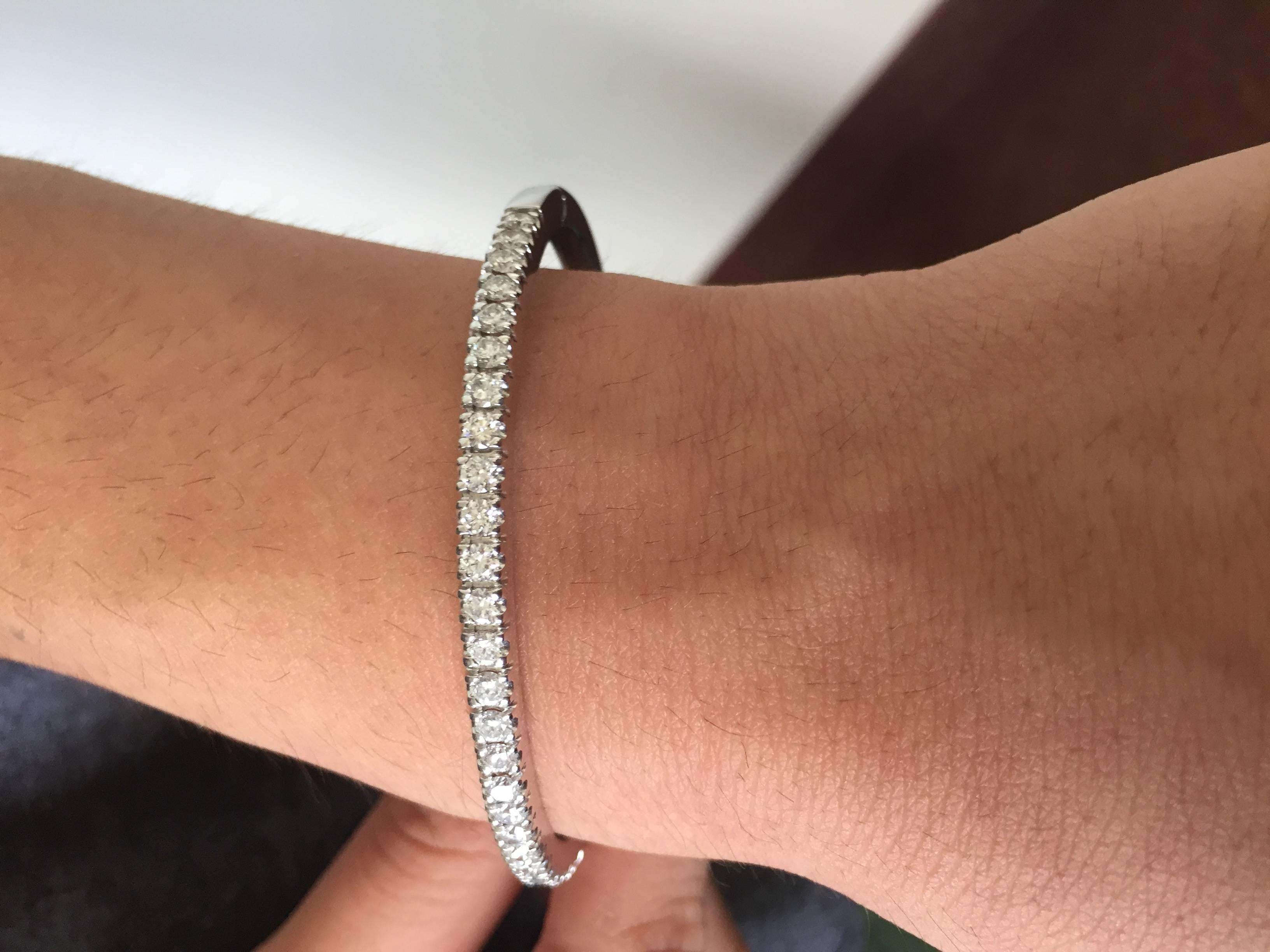 14K Weißer Diamant-Armreif 3 Karat. (Moderne) im Angebot