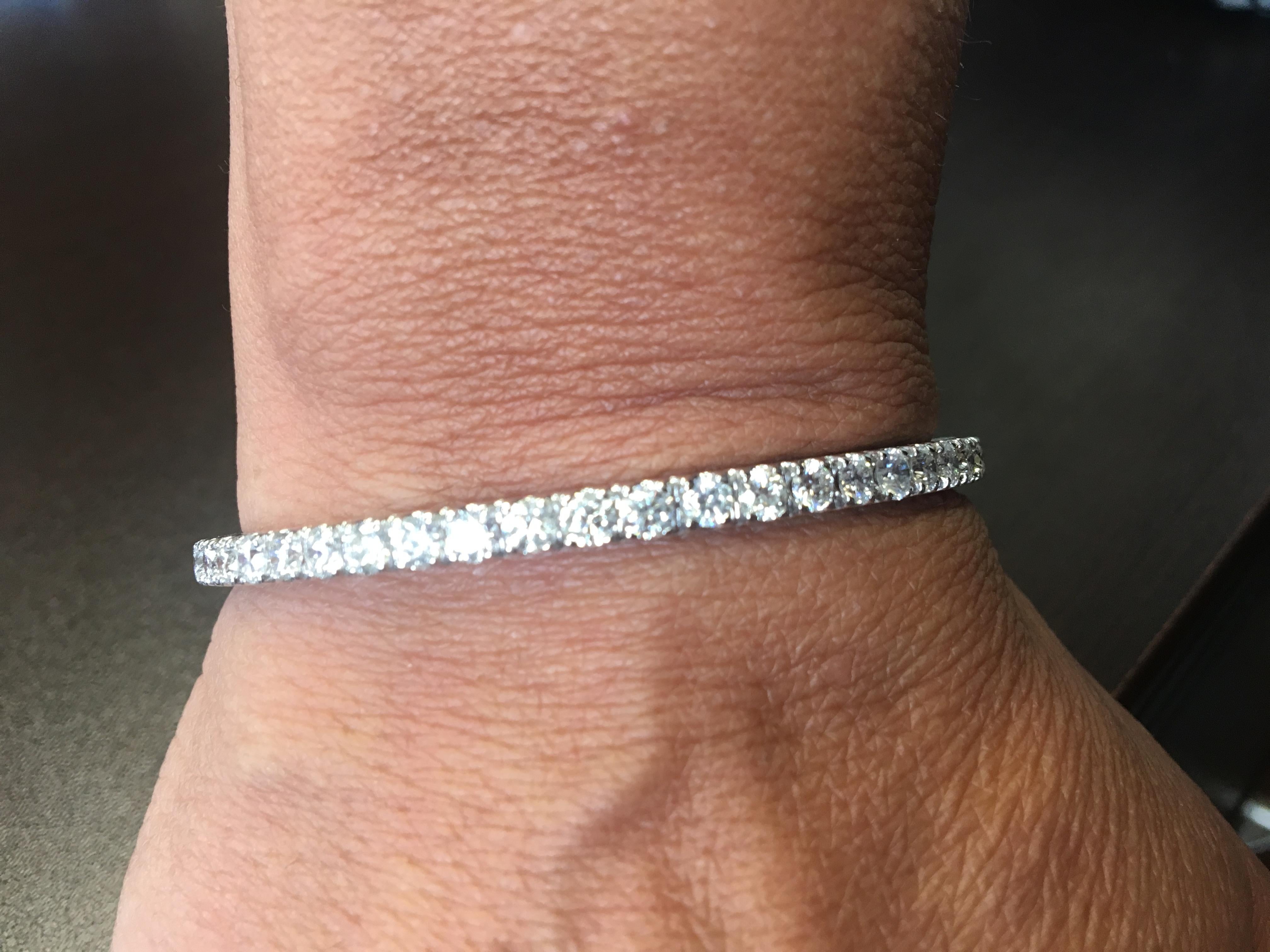 Taille ronde Bracelet jonc en diamant blanc 14 carats de 3 carats. en vente