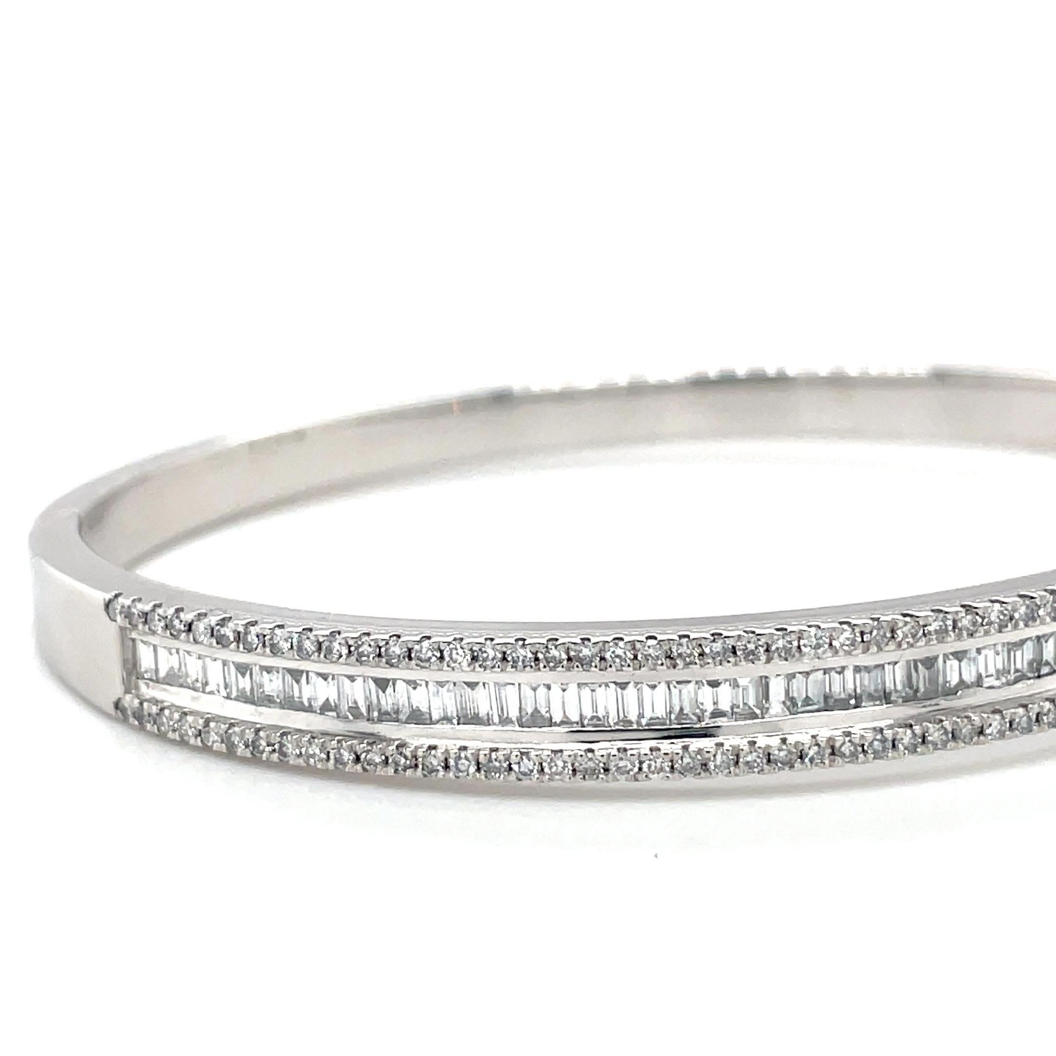 Bangle con diamanti da 4,00 carati in oro bianco massiccio 18k in vendita 4