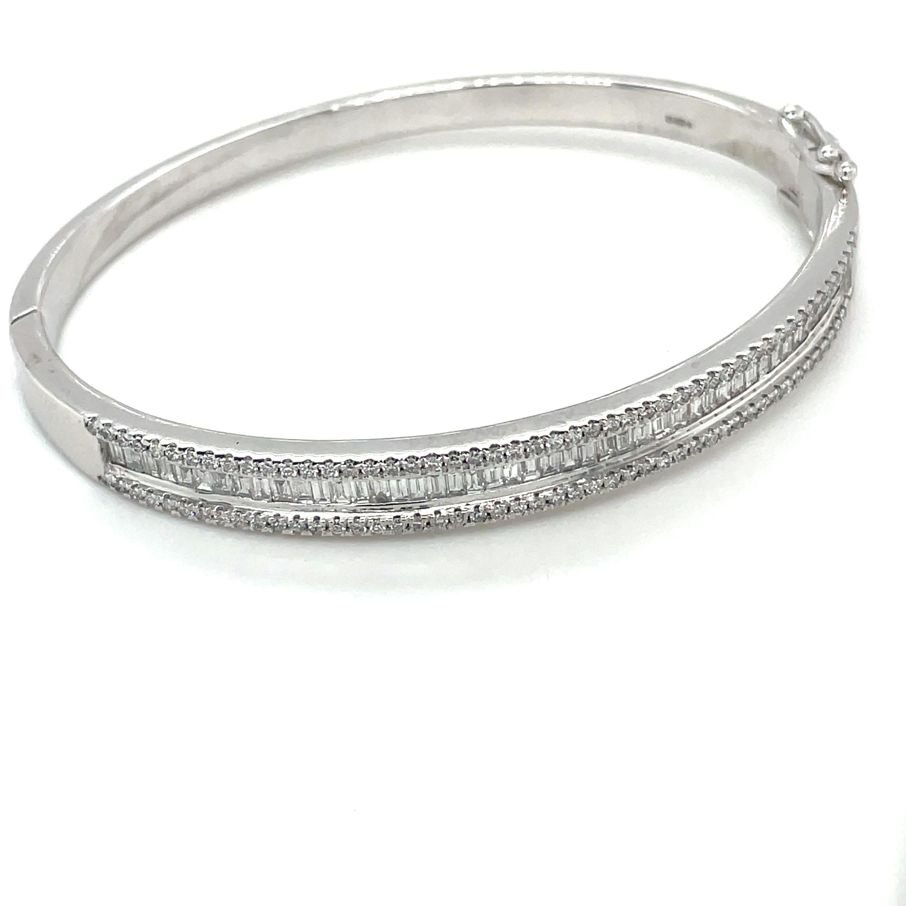 Bangle con diamanti da 4,00 carati in oro bianco massiccio 18k in vendita 10