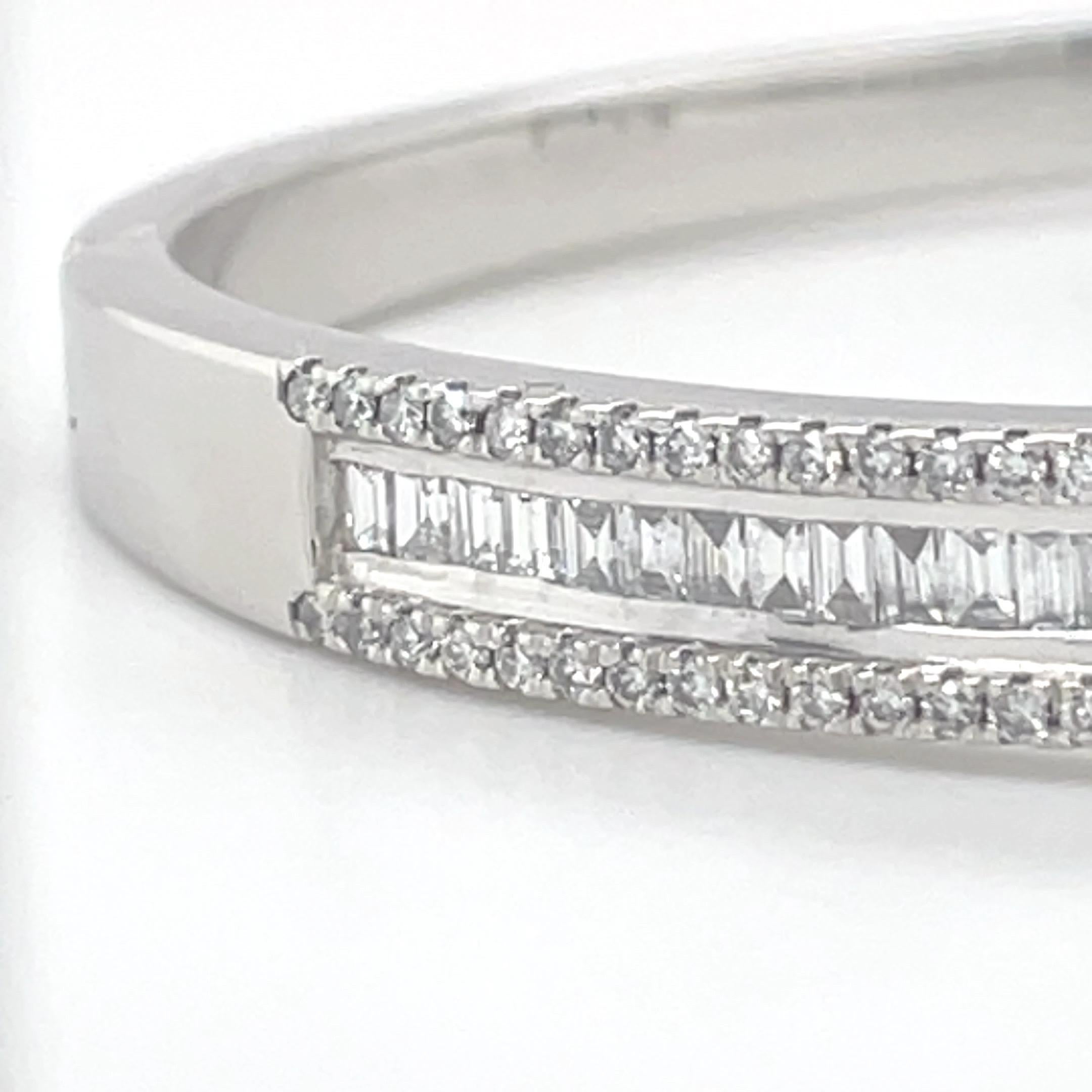 Bangle con diamanti da 4,00 carati in oro bianco massiccio 18k in vendita 11