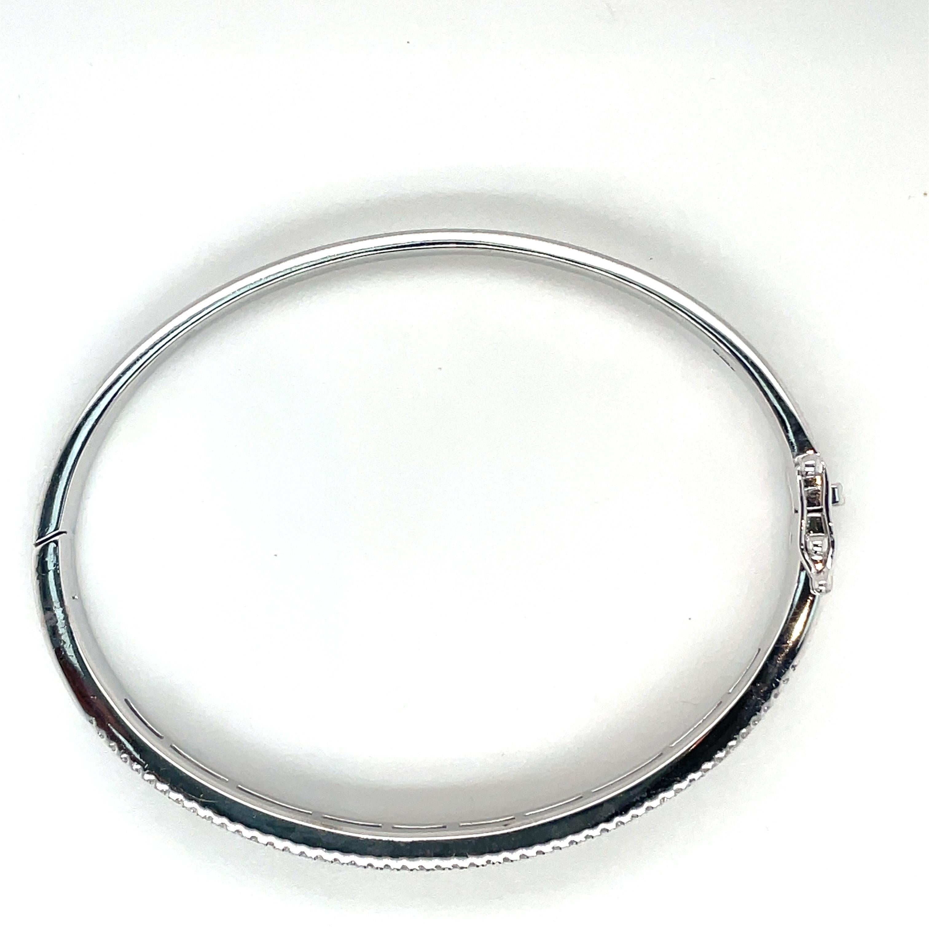 Bangle con diamanti da 4,00 carati in oro bianco massiccio 18k in vendita 12