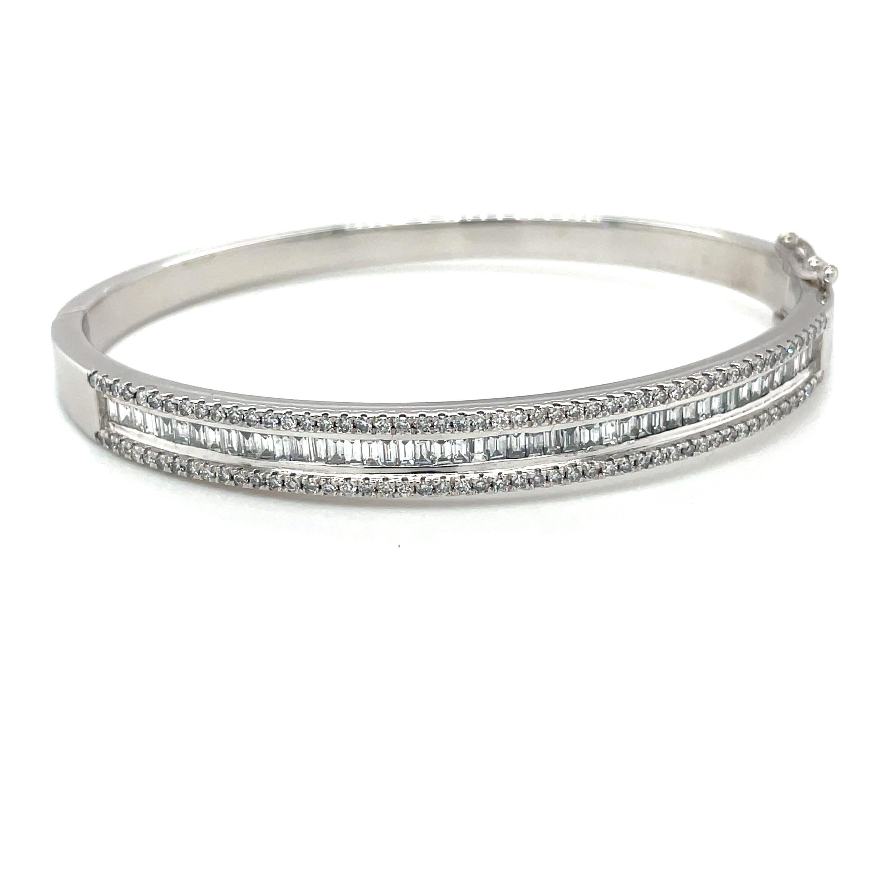 Concediti il lusso con questo braccialetto di diamanti mozzafiato. Il suo design elegante mette in mostra una fila centrale di radiosi diamanti con taglio a baguette, perfettamente completati da due file di abbaglianti diamanti rotondi con taglio a