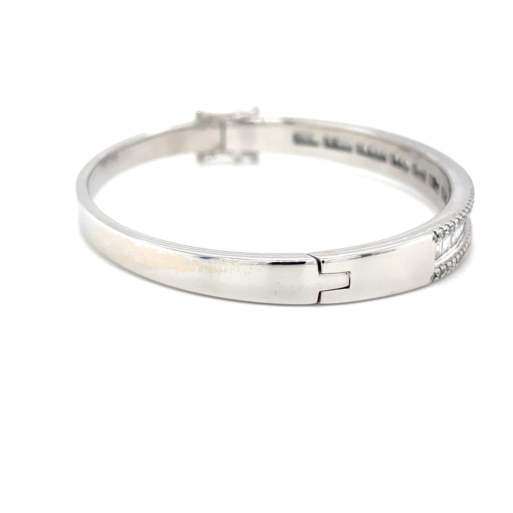 Moderno Bangle con diamanti da 4,00 carati in oro bianco massiccio 18k in vendita