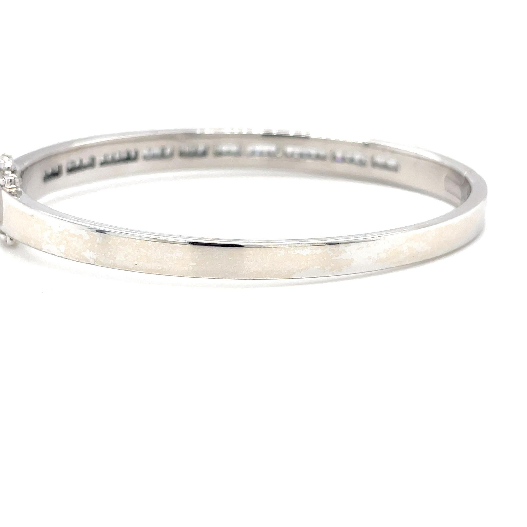 Taglio baguette Bangle con diamanti da 4,00 carati in oro bianco massiccio 18k in vendita