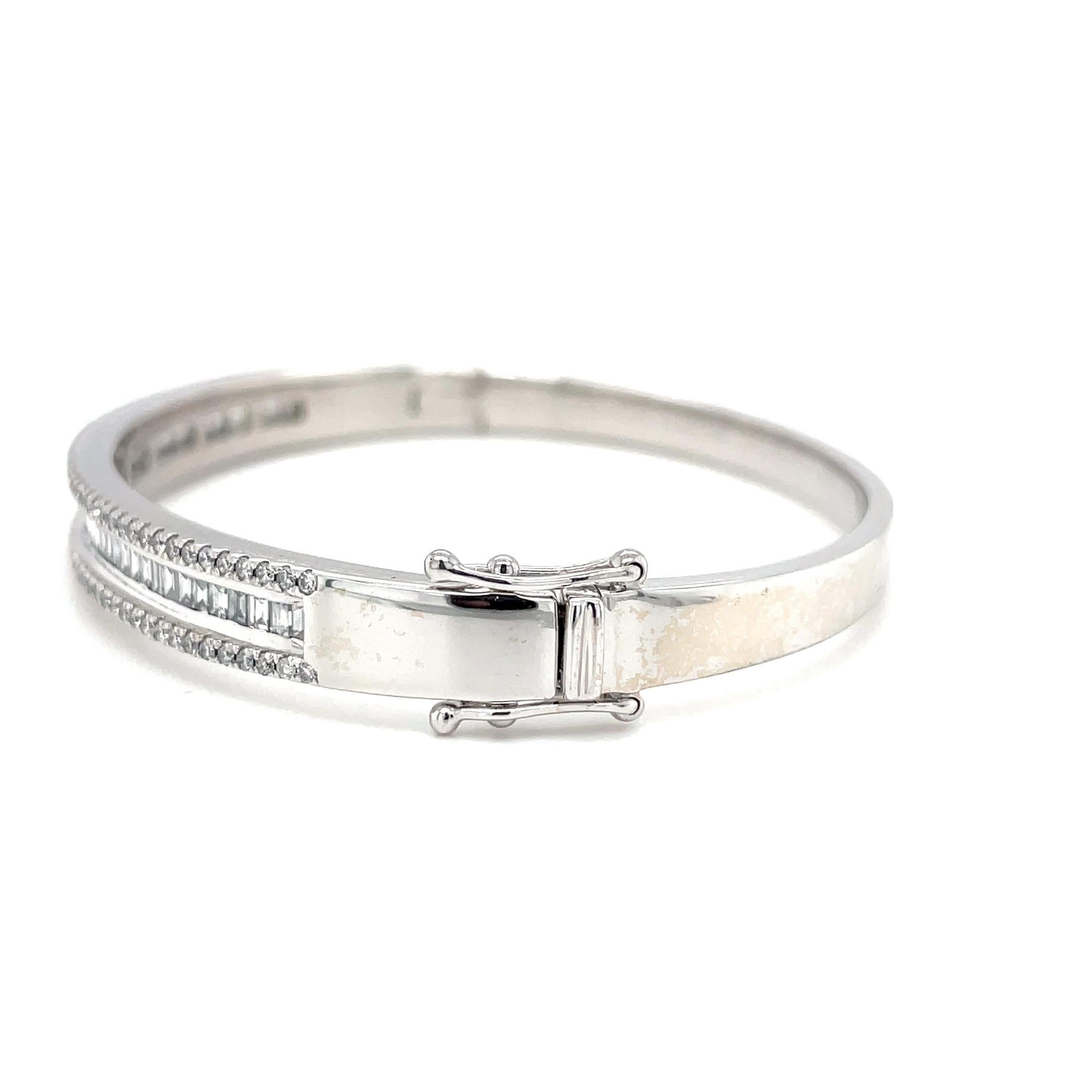 Bangle con diamanti da 4,00 carati in oro bianco massiccio 18k In condizioni ottime in vendita a London, GB