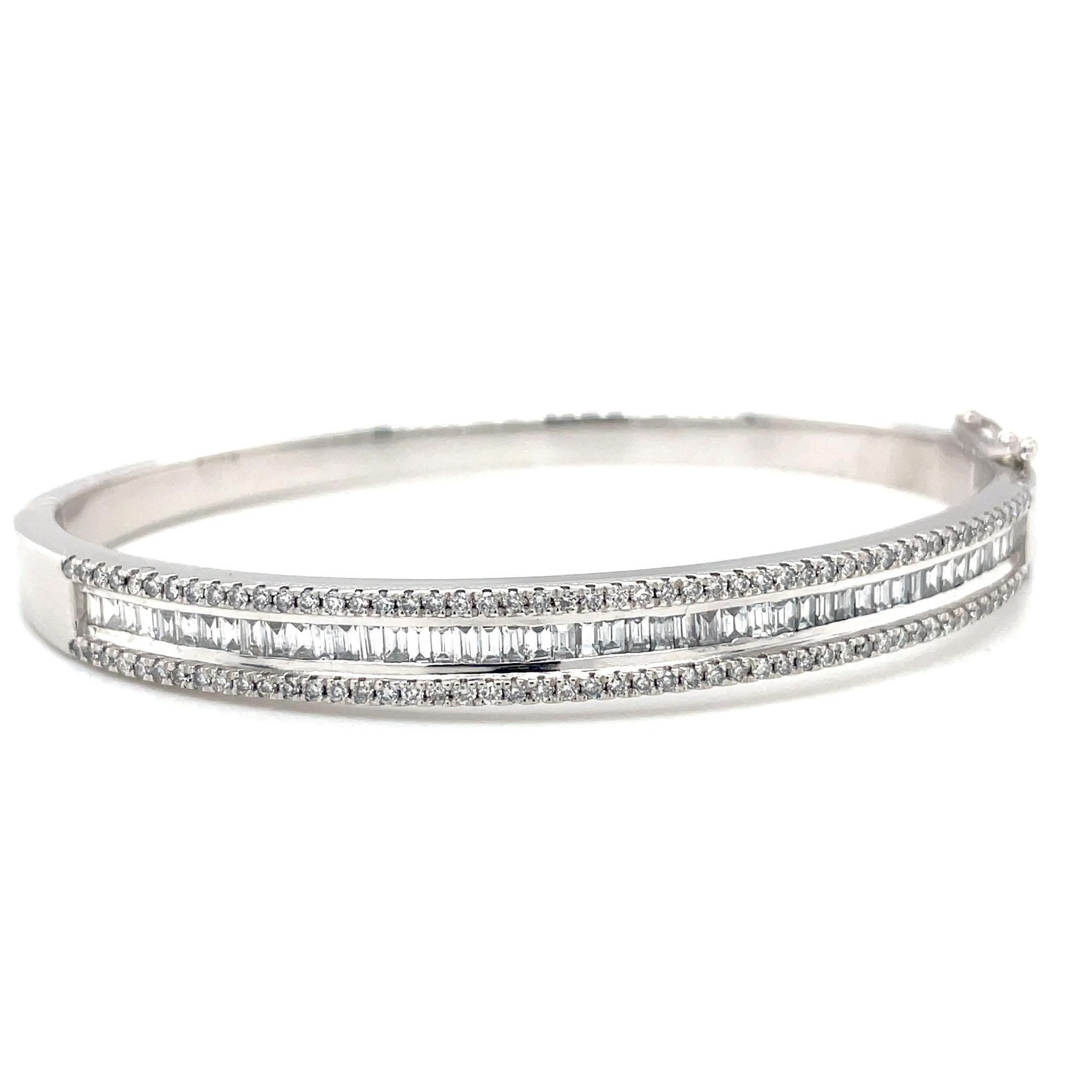 Donna Bangle con diamanti da 4,00 carati in oro bianco massiccio 18k in vendita