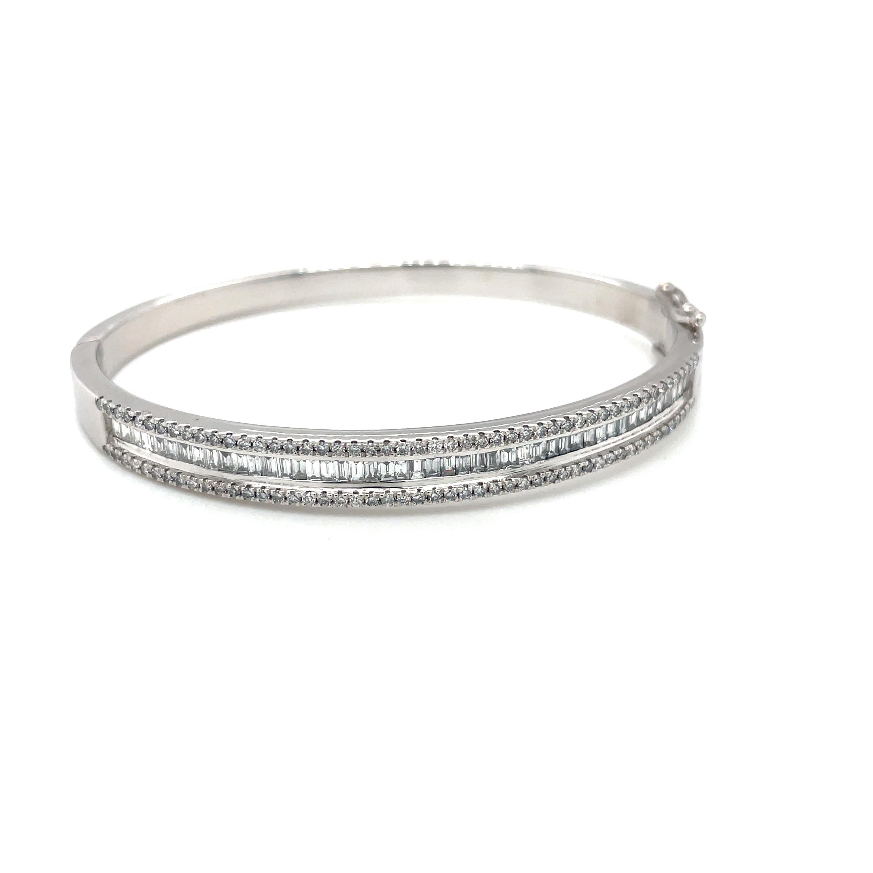Bangle con diamanti da 4,00 carati in oro bianco massiccio 18k in vendita 1