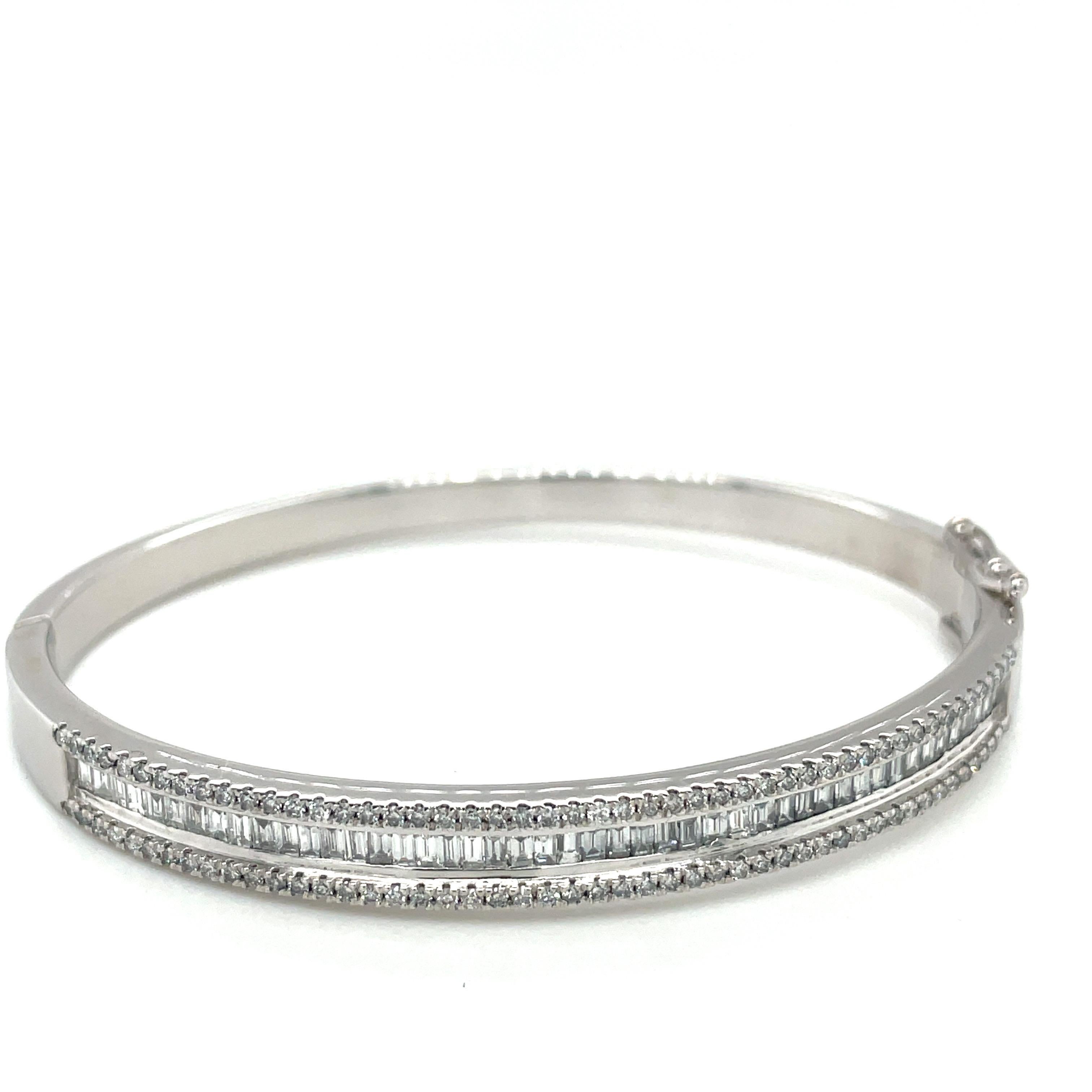Bangle con diamanti da 4,00 carati in oro bianco massiccio 18k in vendita 2