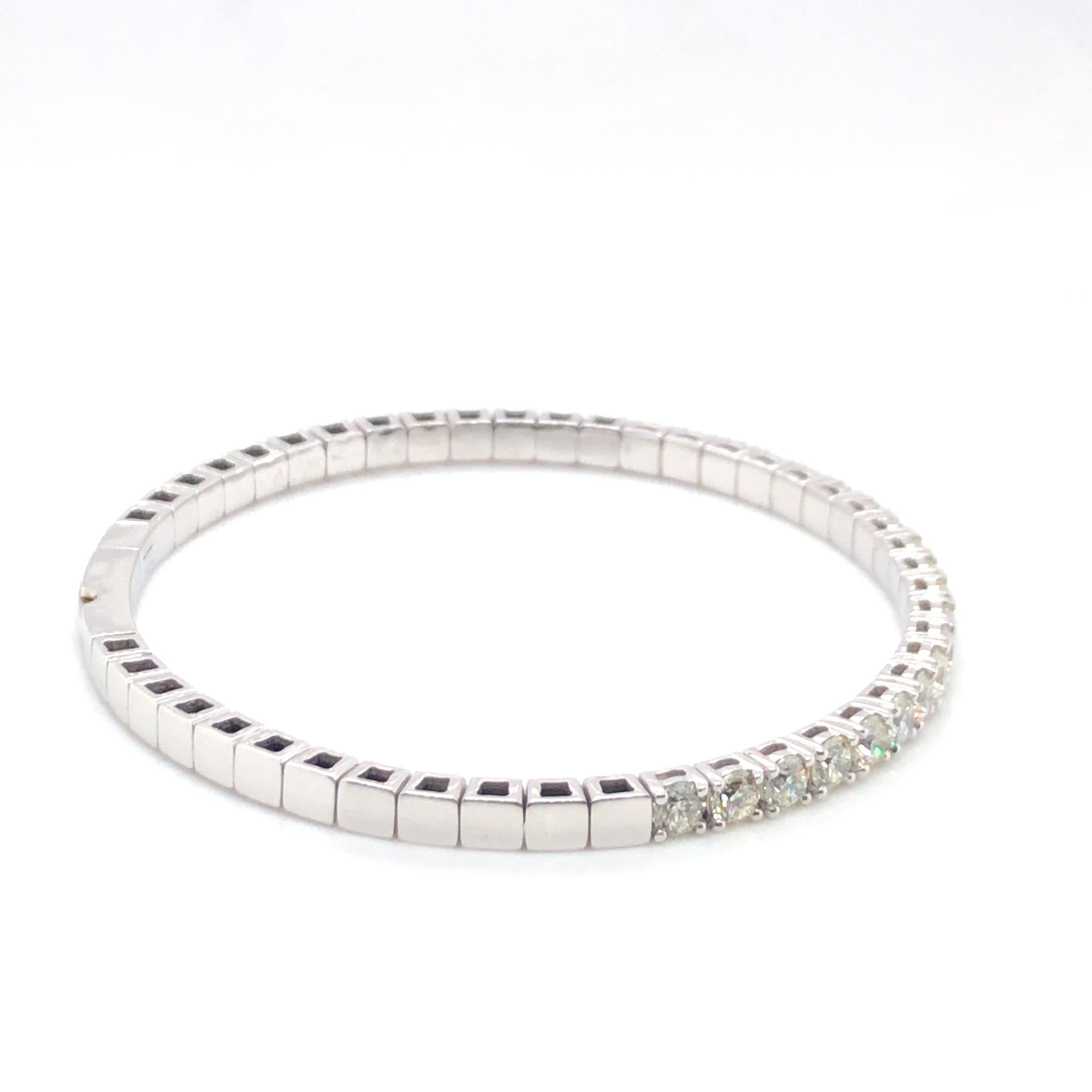 Diamond Bangle Bracelet 14k White Gold In New Condition For Sale In Dallas, TX