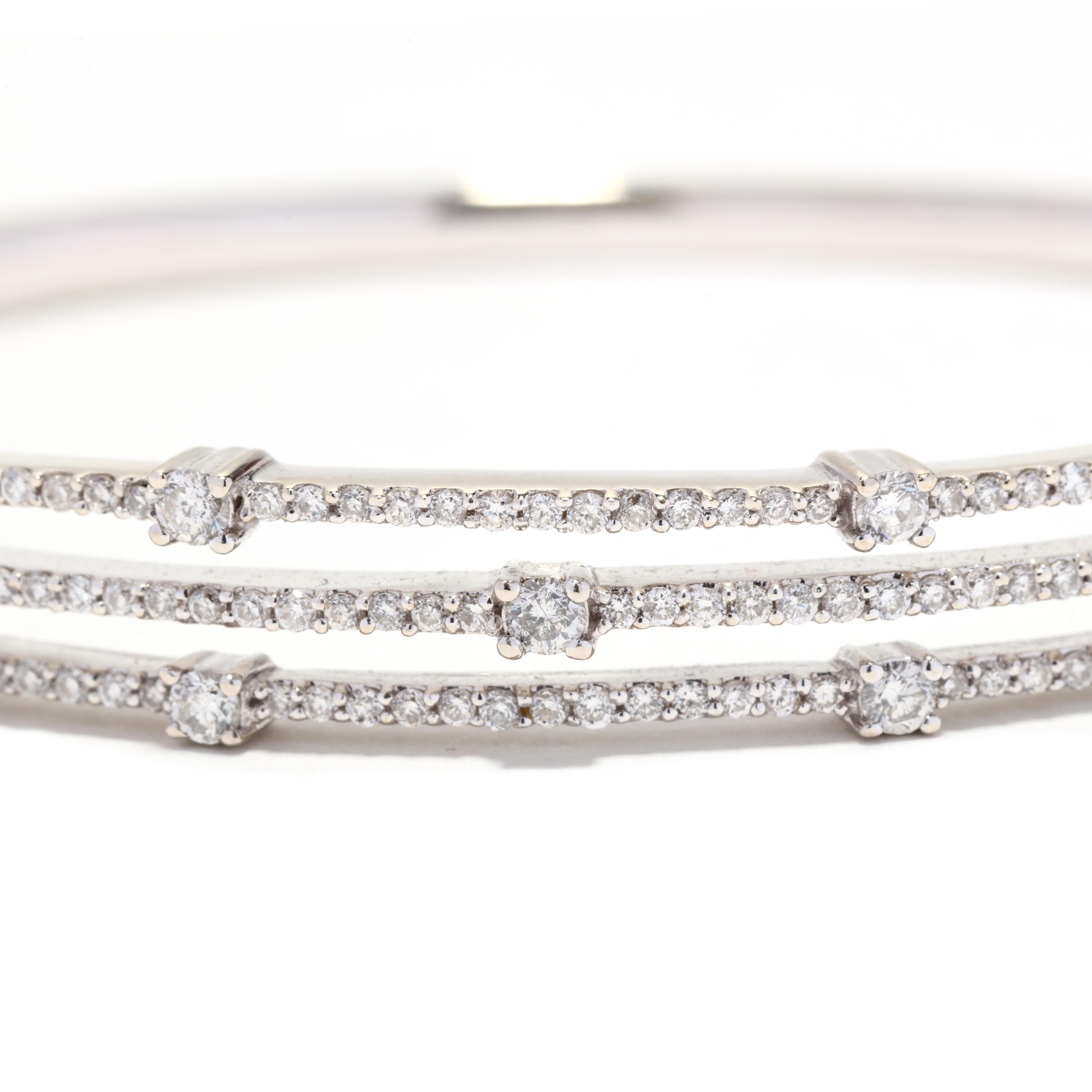 Pulsera vintage de oro blanco de 14 quilates con diamantes. Este brazalete apilable presenta un diseño de tres filas de diamantes redondos de talla brillante engastados en pavé, con un peso total aproximado de 1,5 quilates, y un cierre con bisagra y