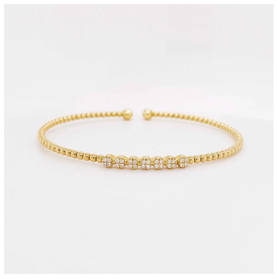 Taille ronde Bracelet jonc souple grappe de diamants en or jaune 14 carats en vente