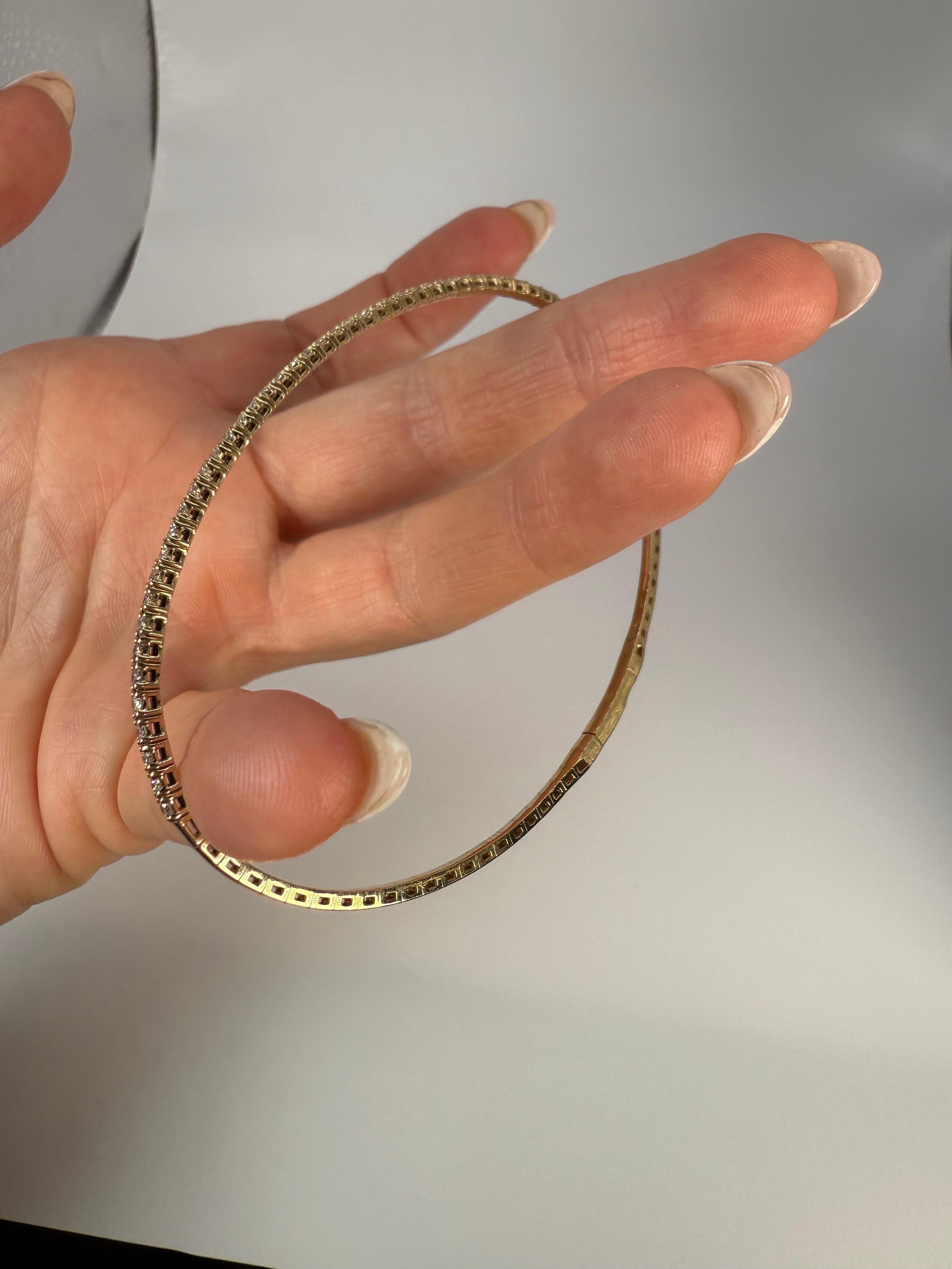 Superbe bracelet en or 14KT avec 2 carats de diamants, 8.5 inches bangle. Les diamants sont de pureté VS-SI et de couleur F-G. Livré avec un certificat d'authenticité.

CE QUE VOUS OBTENEZ À LA BIJOUTERIE STAMPAR :
Stampar Jewelers, situé au cœur de